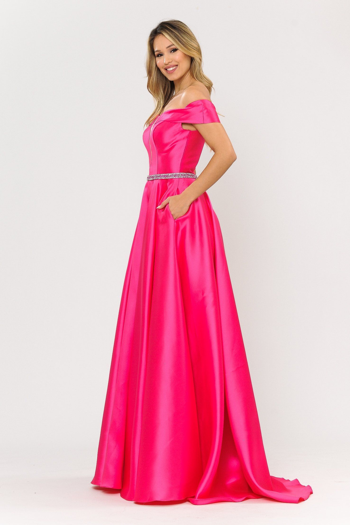 Vestido largo con escote en V y hombros descubiertos de Poly USA 8680