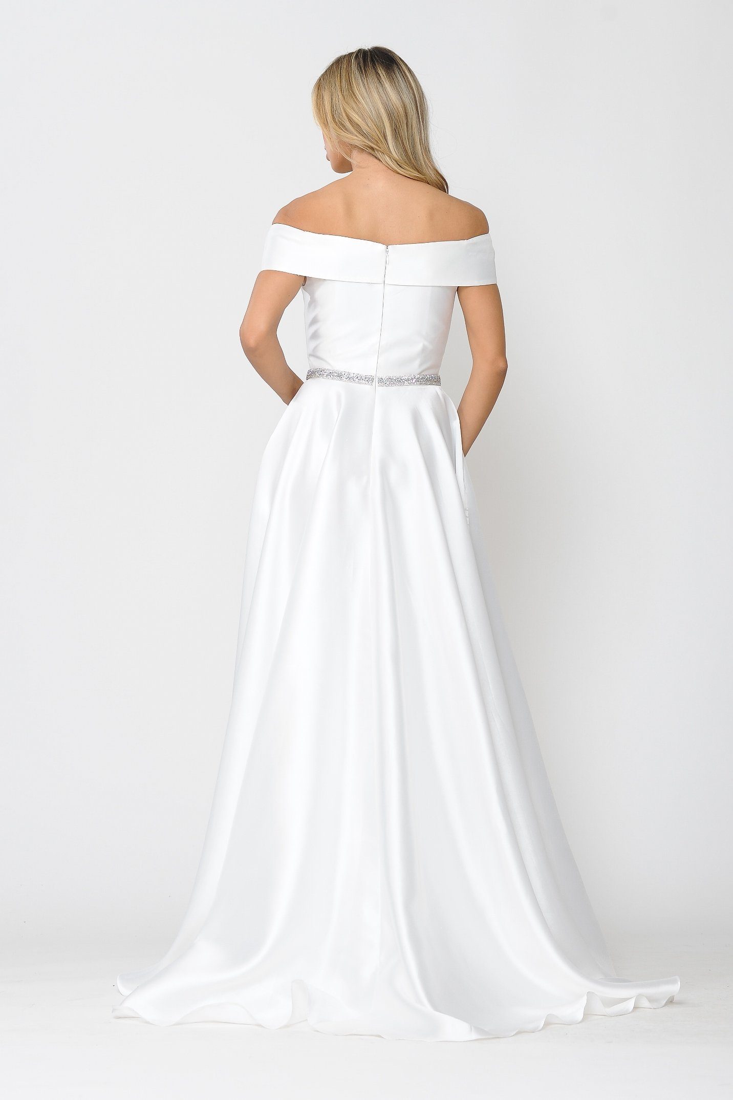 Vestido largo con escote en V y hombros descubiertos de Poly USA 8680