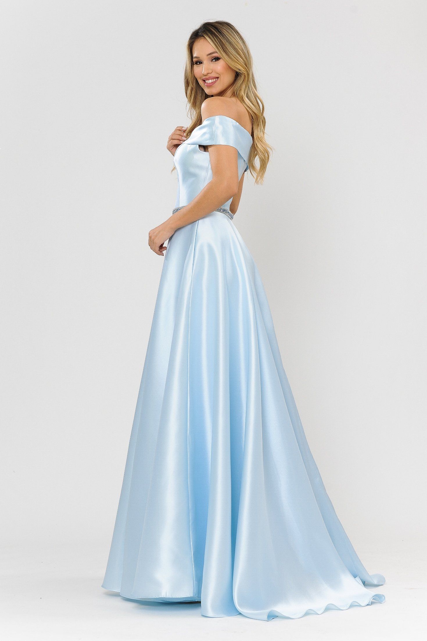 Vestido largo con escote en V y hombros descubiertos de Poly USA 8680