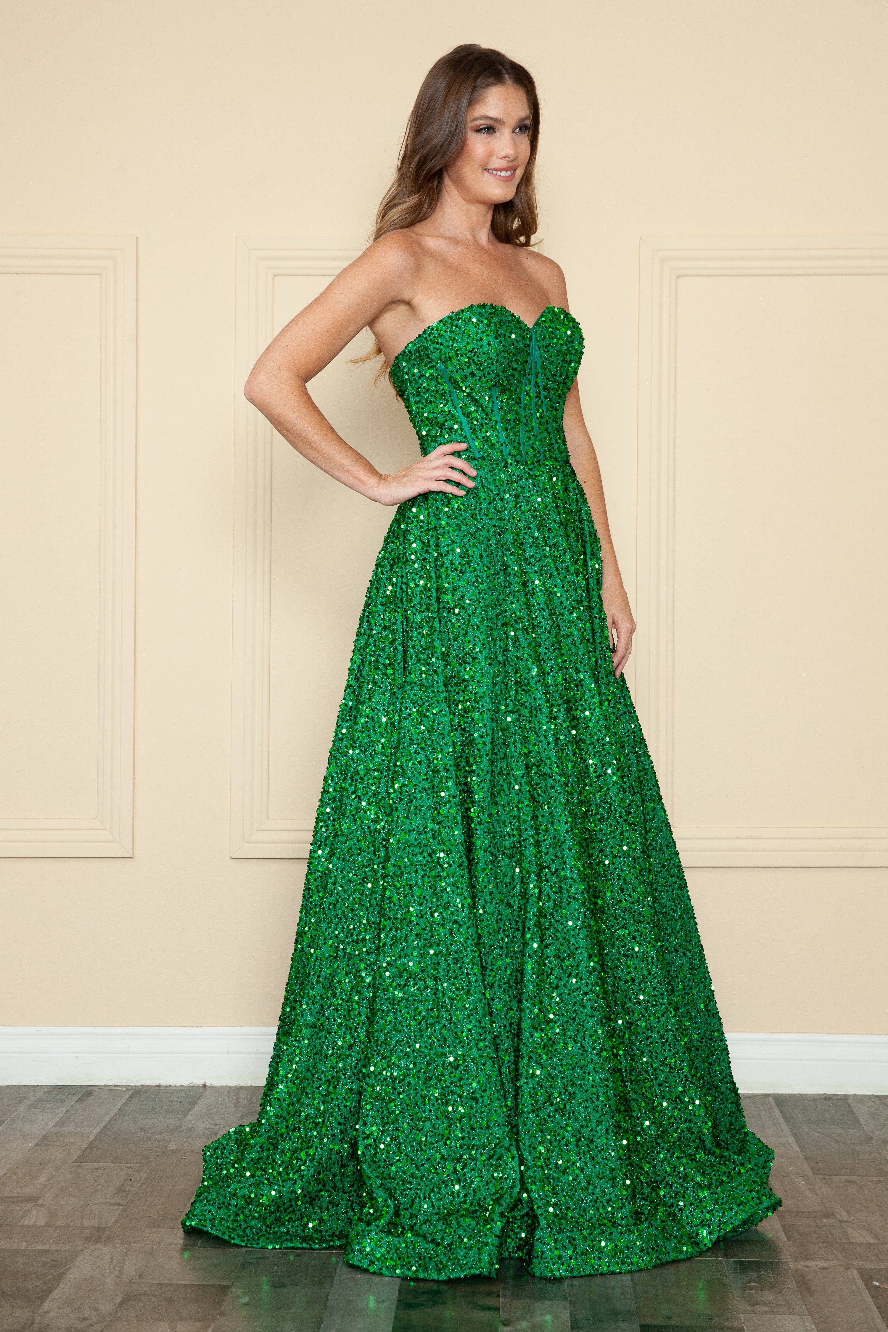 Vestido largo de lentejuelas con escote corazón de Poly USA 9152