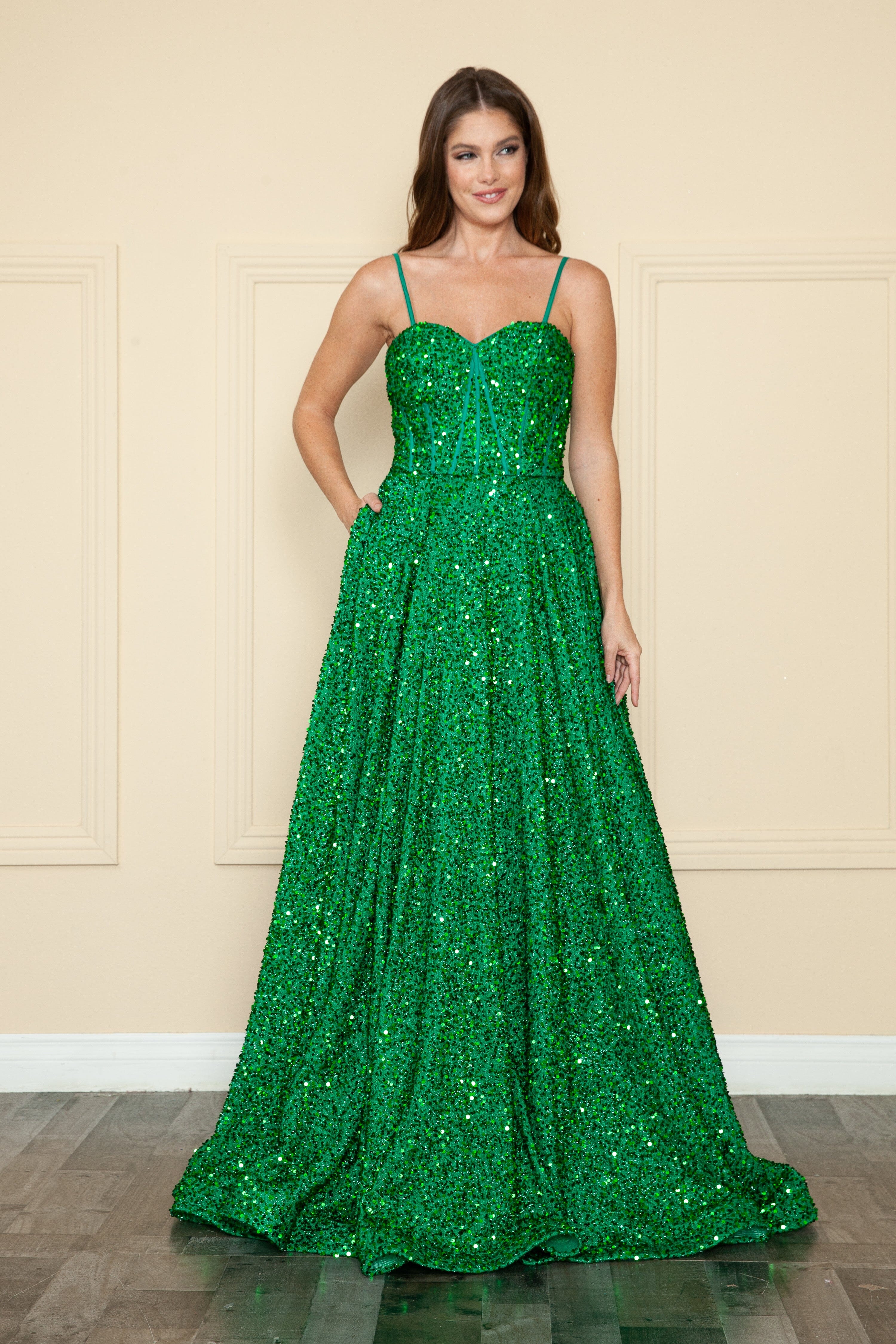 Vestido largo de lentejuelas con escote corazón de Poly USA 9152