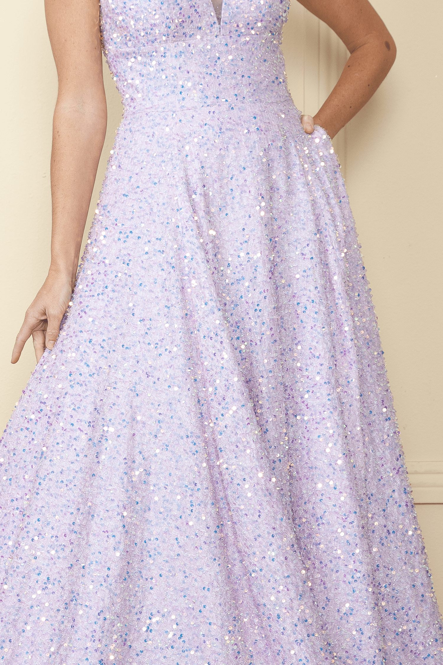 Vestido largo de lentejuelas con escote en V y corte A de Poly USA 9168