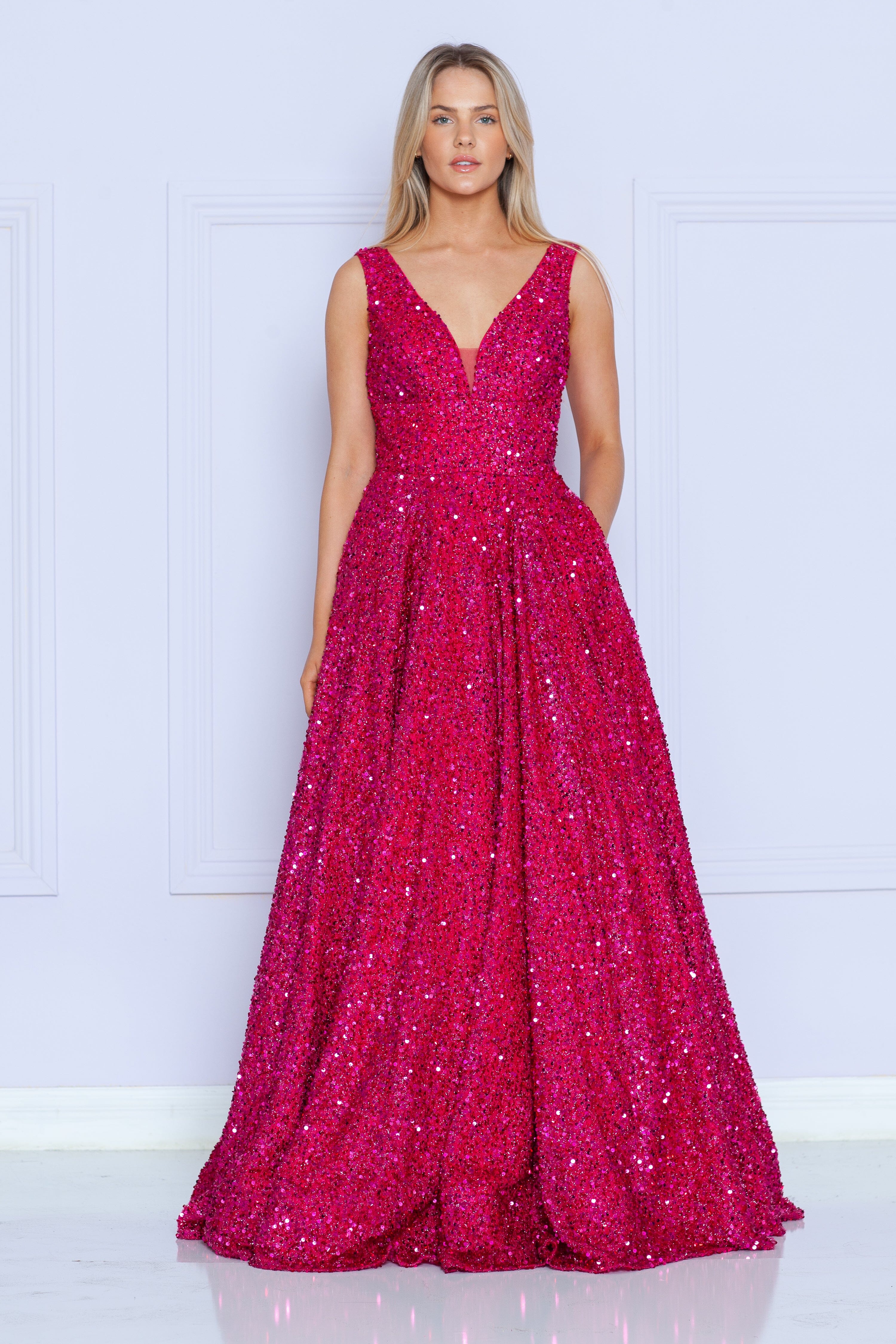 Vestido largo de lentejuelas con escote en V y corte A de Poly USA 9168