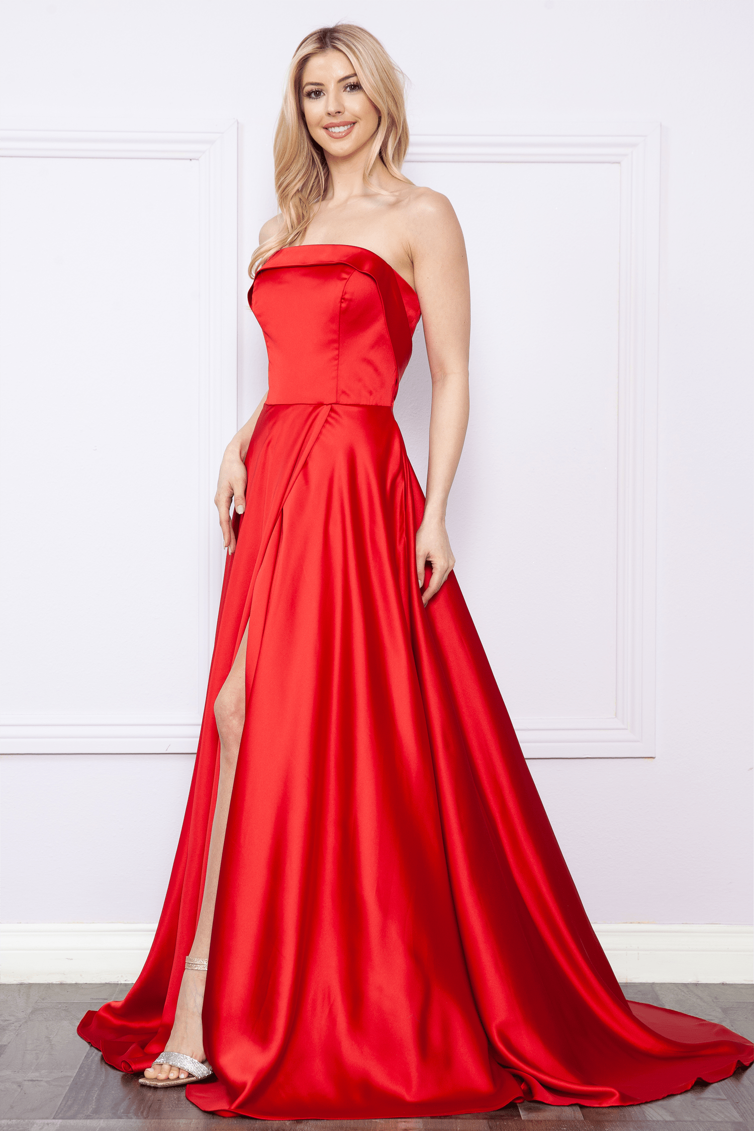 Vestido largo de satén sin tirantes de Poly USA 9188