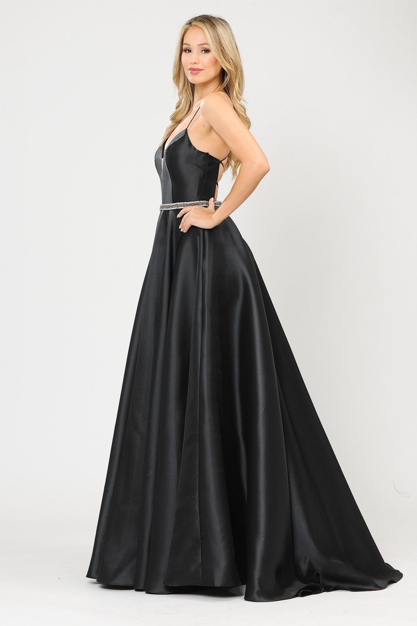 Vestido largo de mikado con escote corazón y espalda de corsé de Poly USA 8688