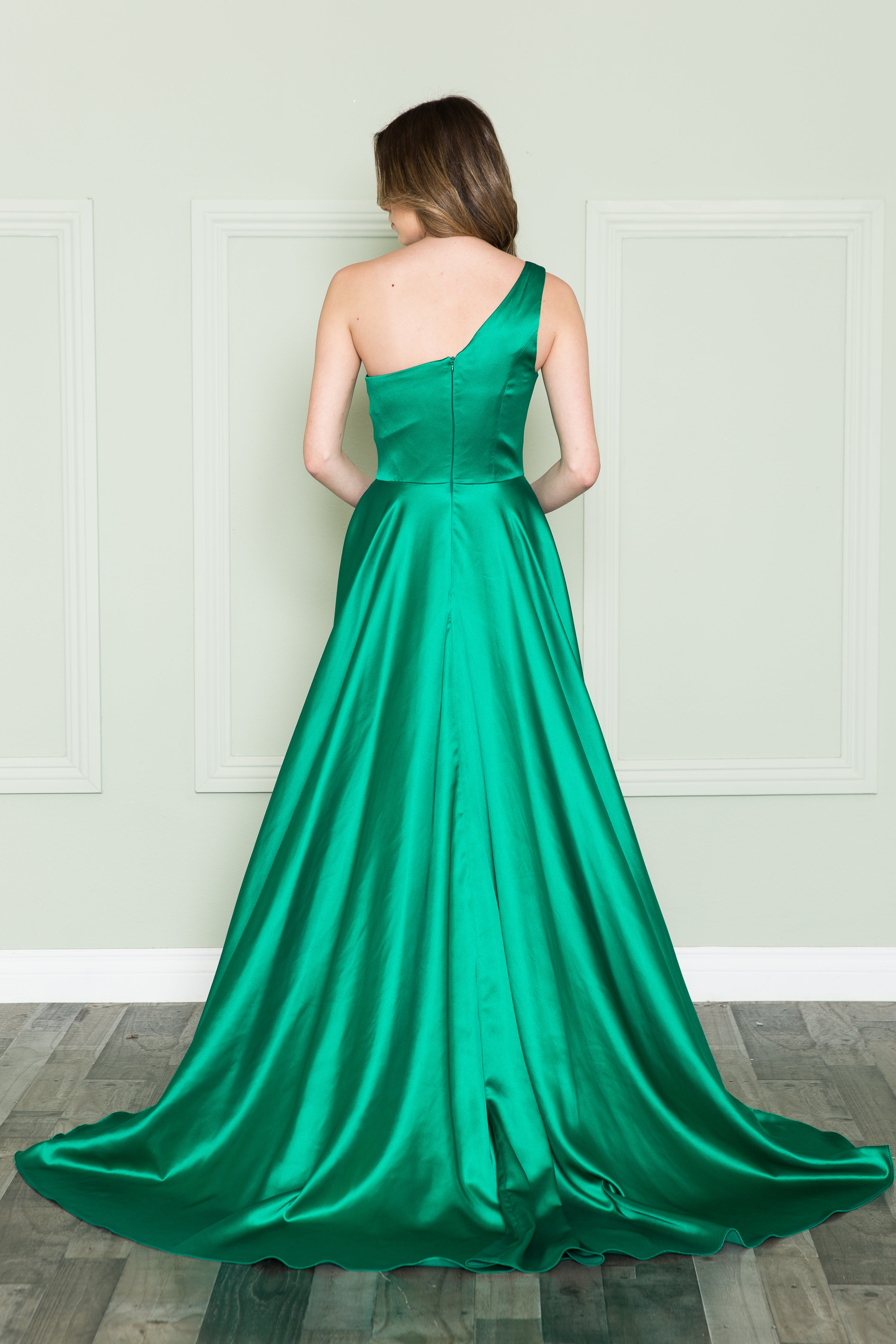 Vestido charmeuse de un solo hombro de Poly USA 8912