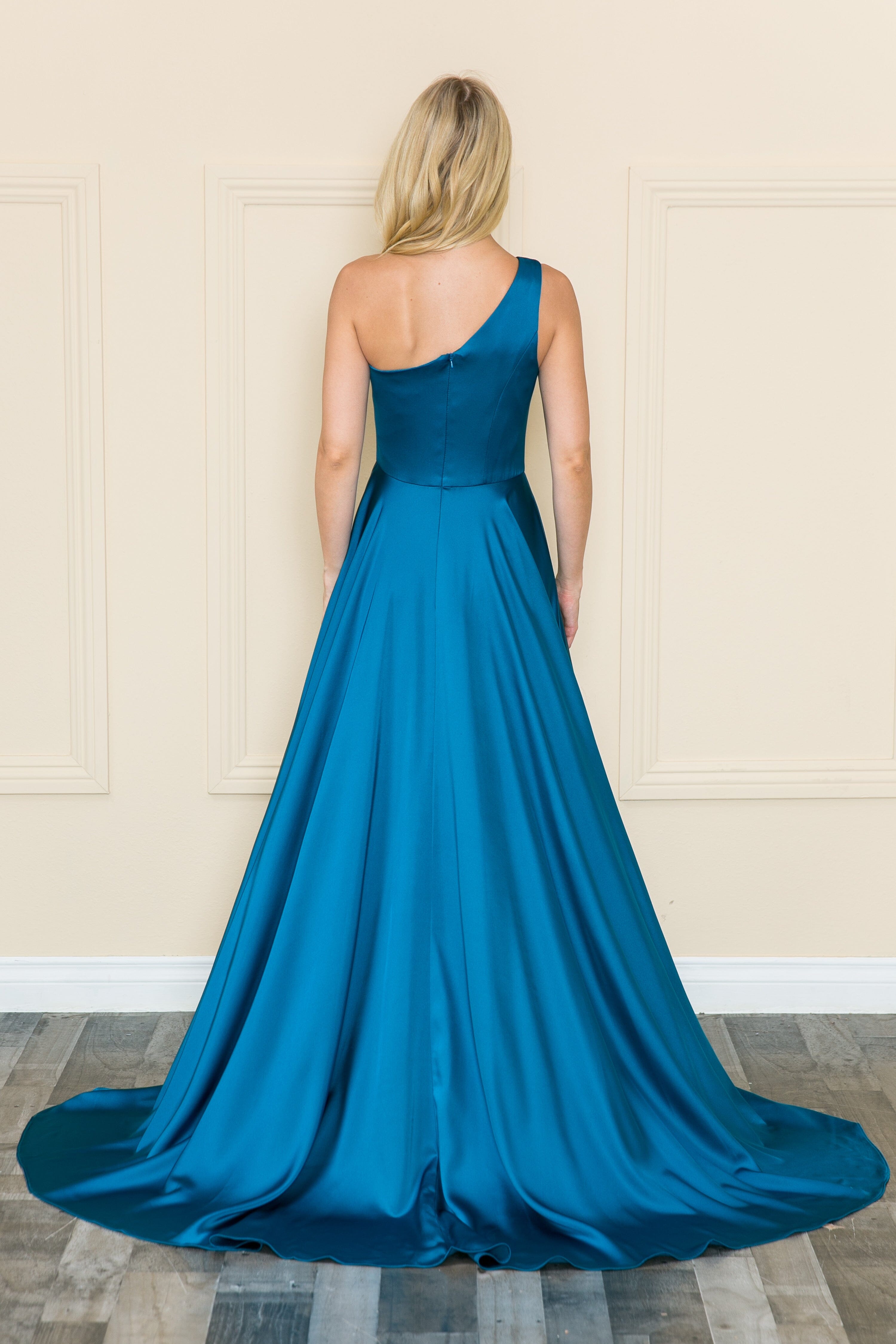 Vestido charmeuse de un solo hombro de Poly USA 8912