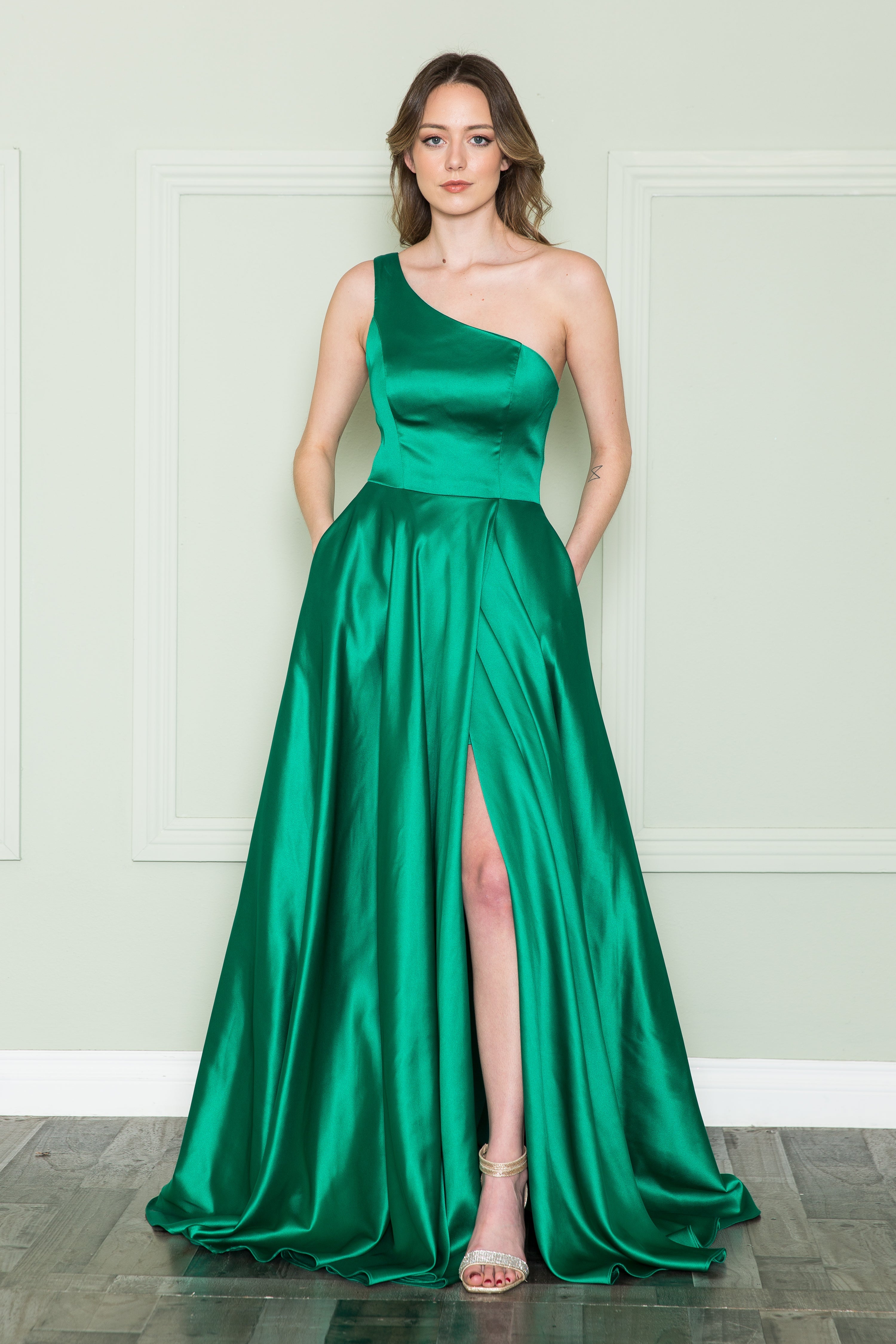 Vestido charmeuse de un solo hombro de Poly USA 8912