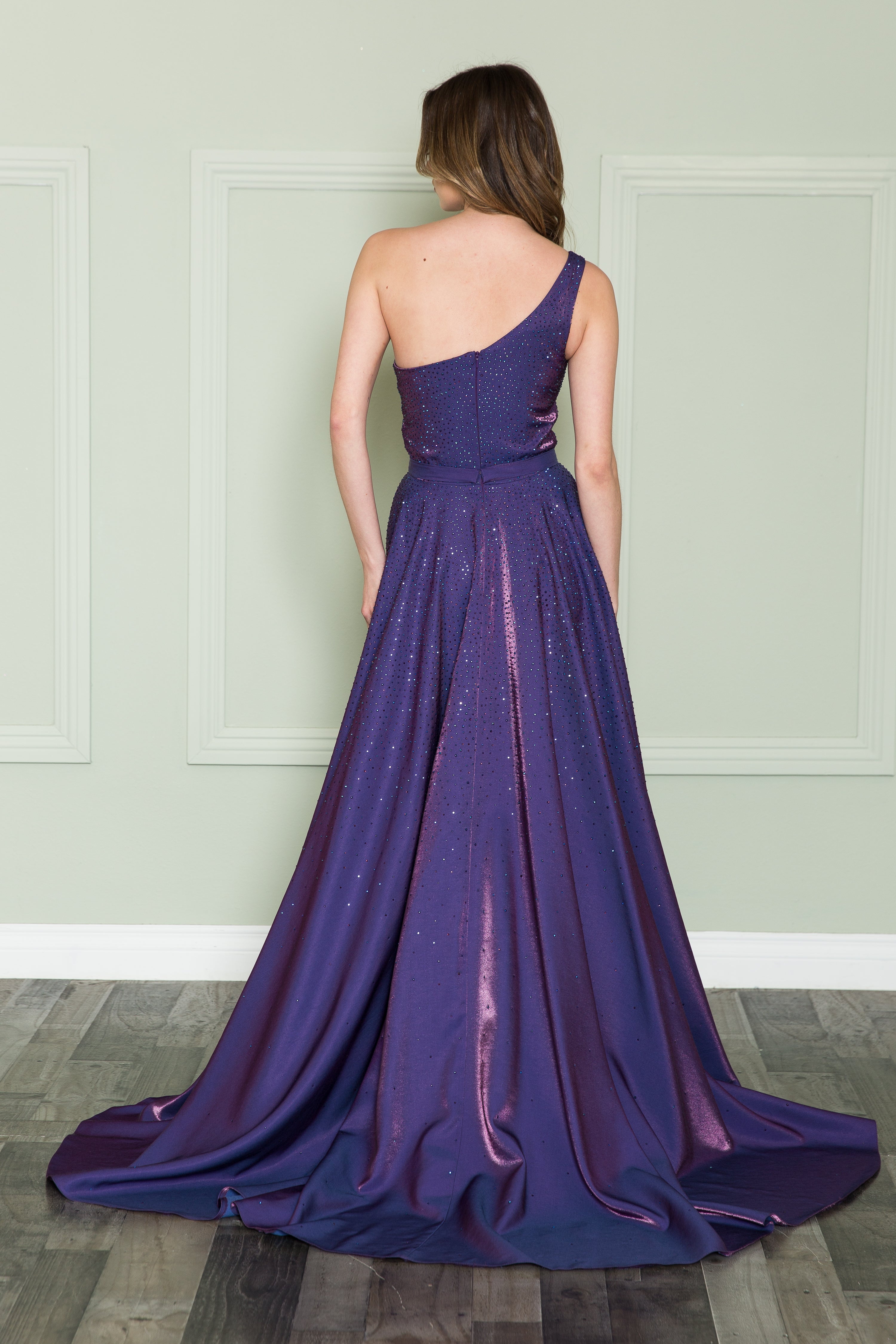 Vestido iridiscente de un solo hombro de Poly USA 8920