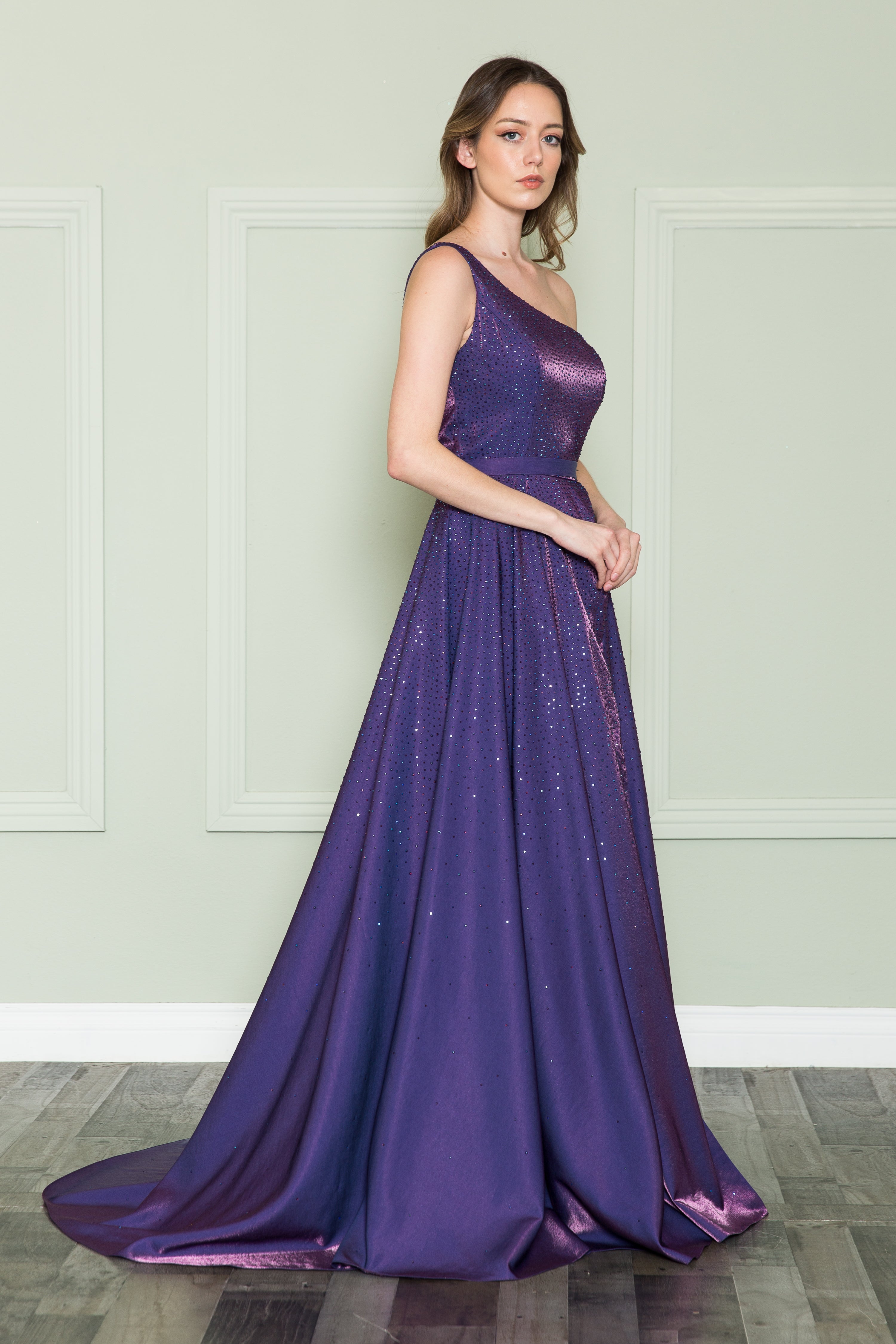 Vestido iridiscente de un solo hombro de Poly USA 8920