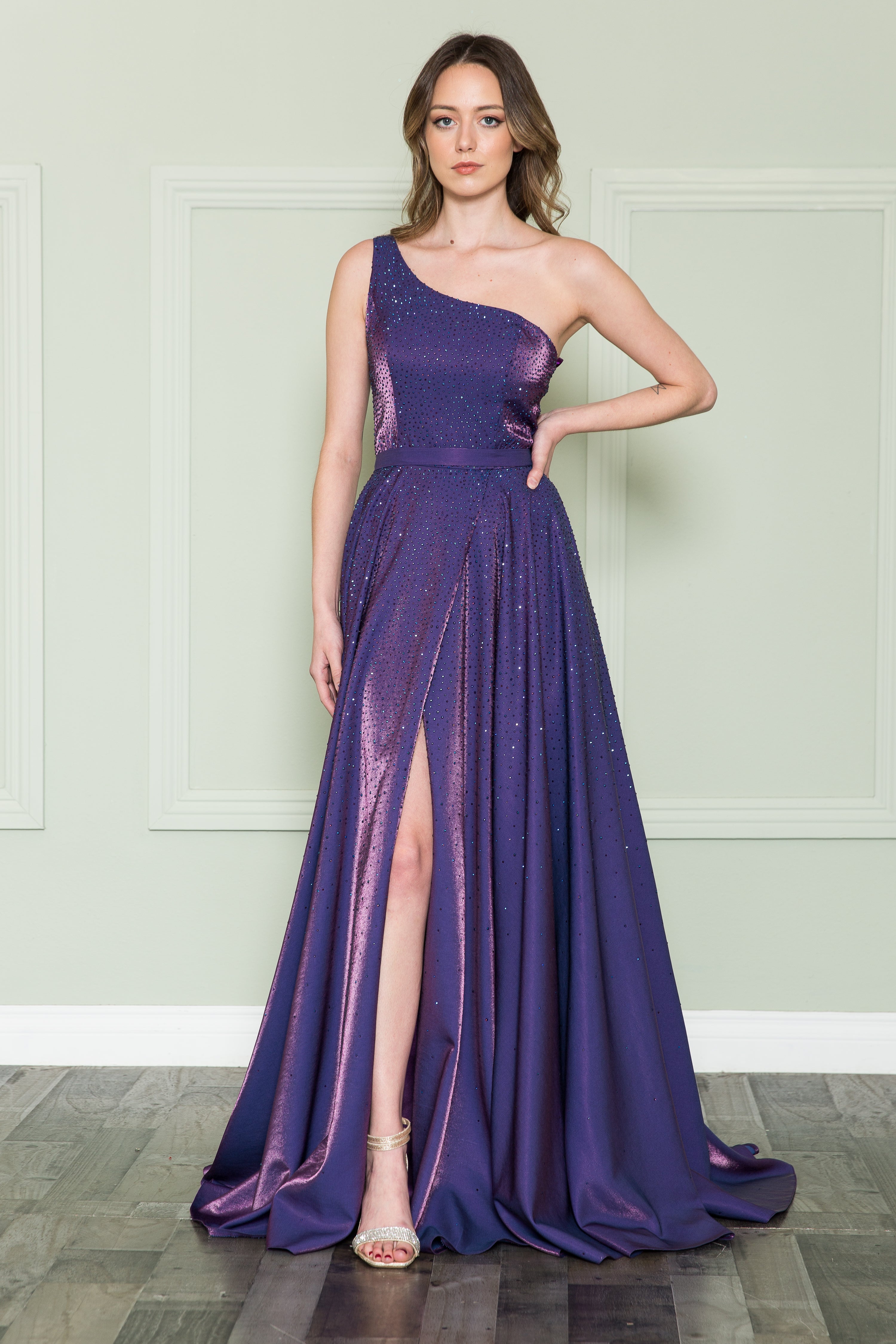 Vestido iridiscente de un solo hombro de Poly USA 8920