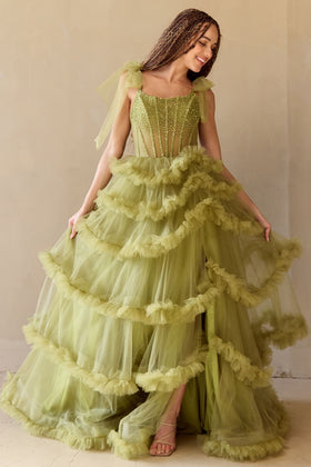 Vestido de desfile sin mangas con volantes en capas de Amelia Couture 8900