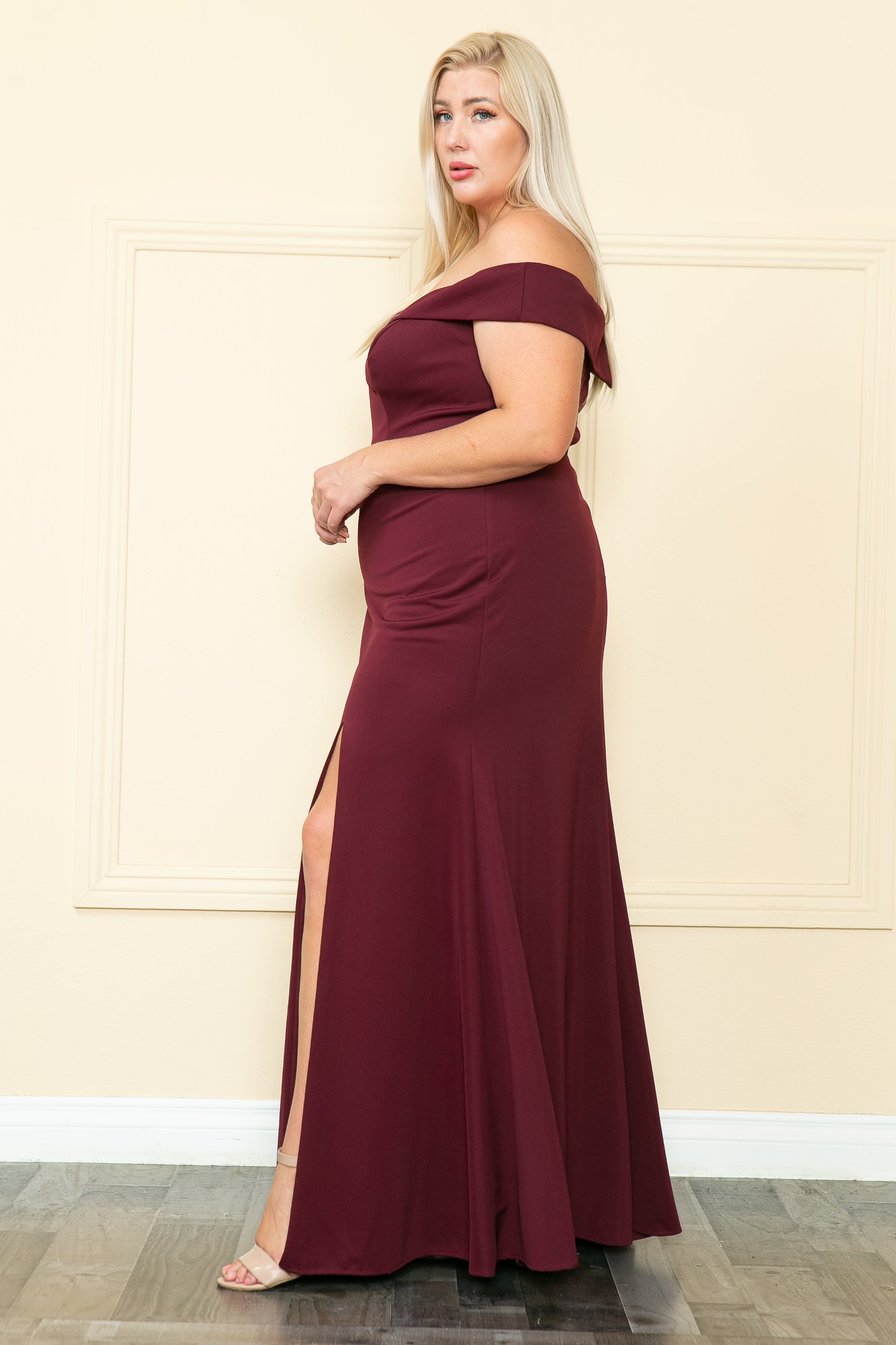 Vestido ajustado con hombros descubiertos y abertura en talla grande de Poly USA W1118