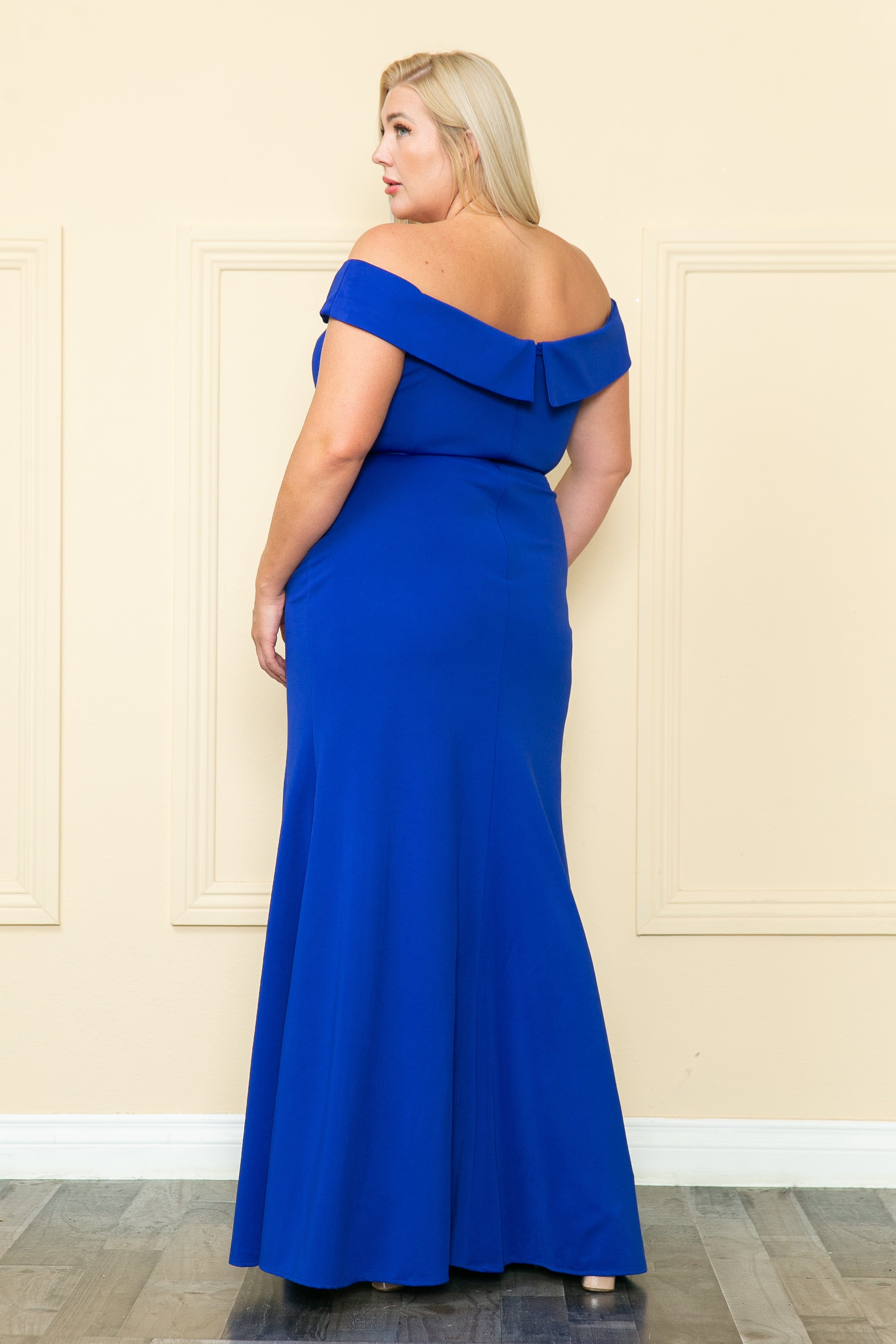 Vestido ajustado con hombros descubiertos y abertura en talla grande de Poly USA W1118