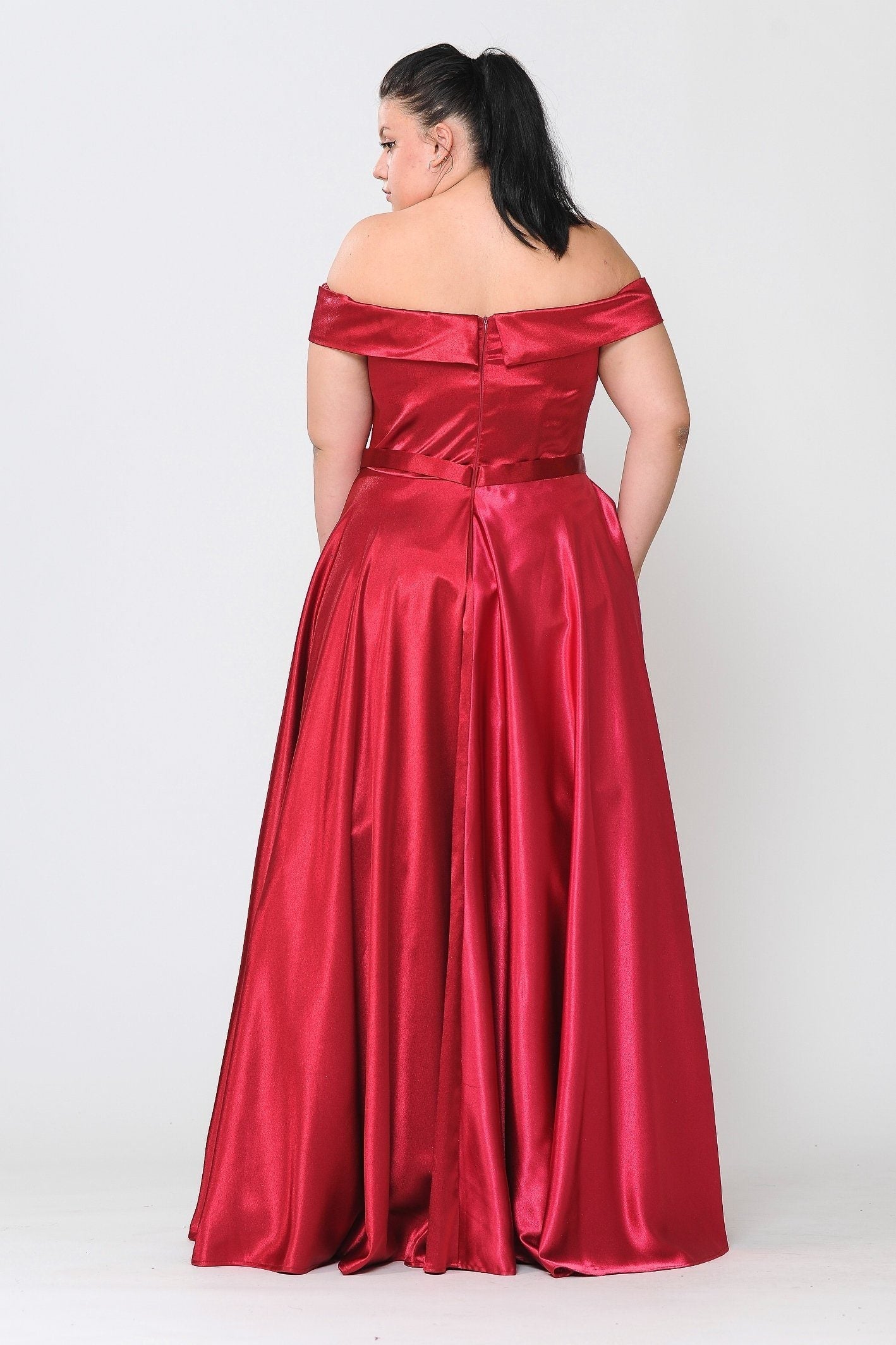 Vestido largo de satén con hombros descubiertos, talla grande, de Poly USA W1058