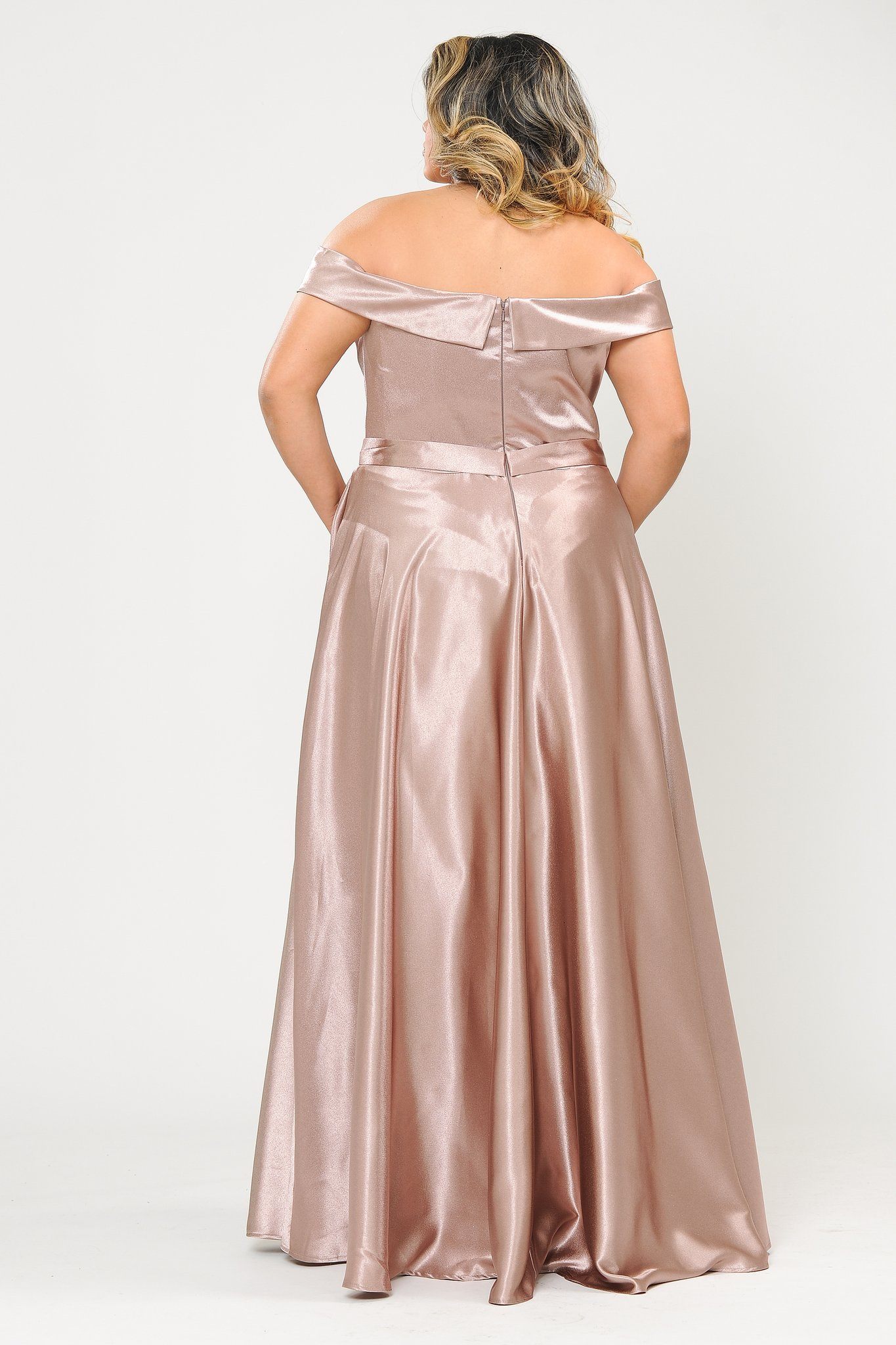 Vestido largo de satén con hombros descubiertos, talla grande, de Poly USA W1058