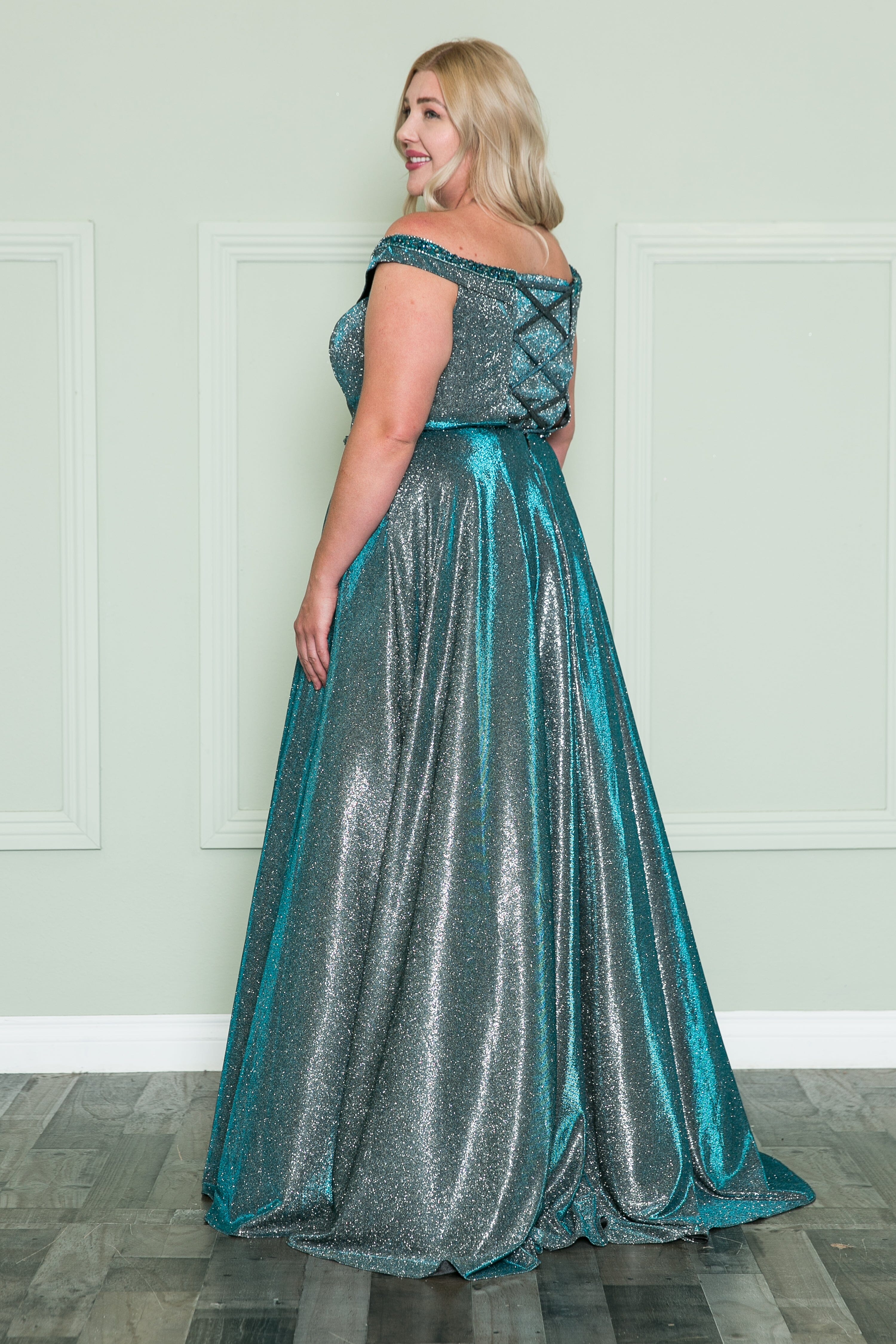 Vestido con hombros descubiertos y brillo metálico, talla grande, de Poly USA W1096