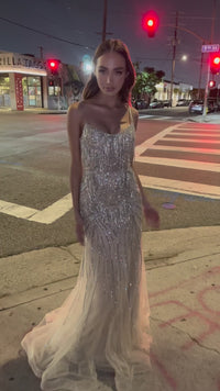 Vestido de noche Ladivine CD866 con escote tubo, cuentas y flecos en plata y nude