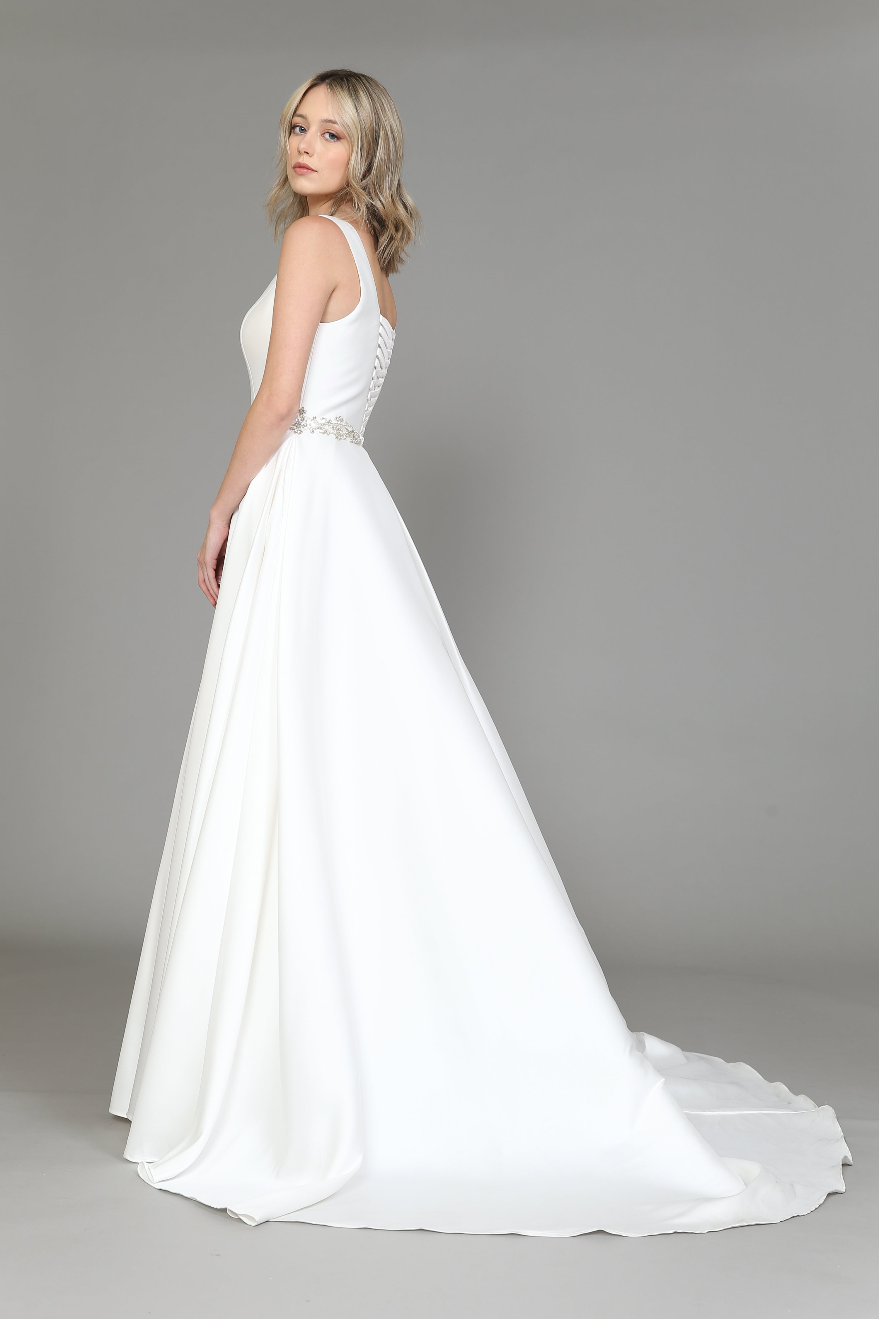 Vestido de novia de satén con espalda con cordones de Poly USA 8518