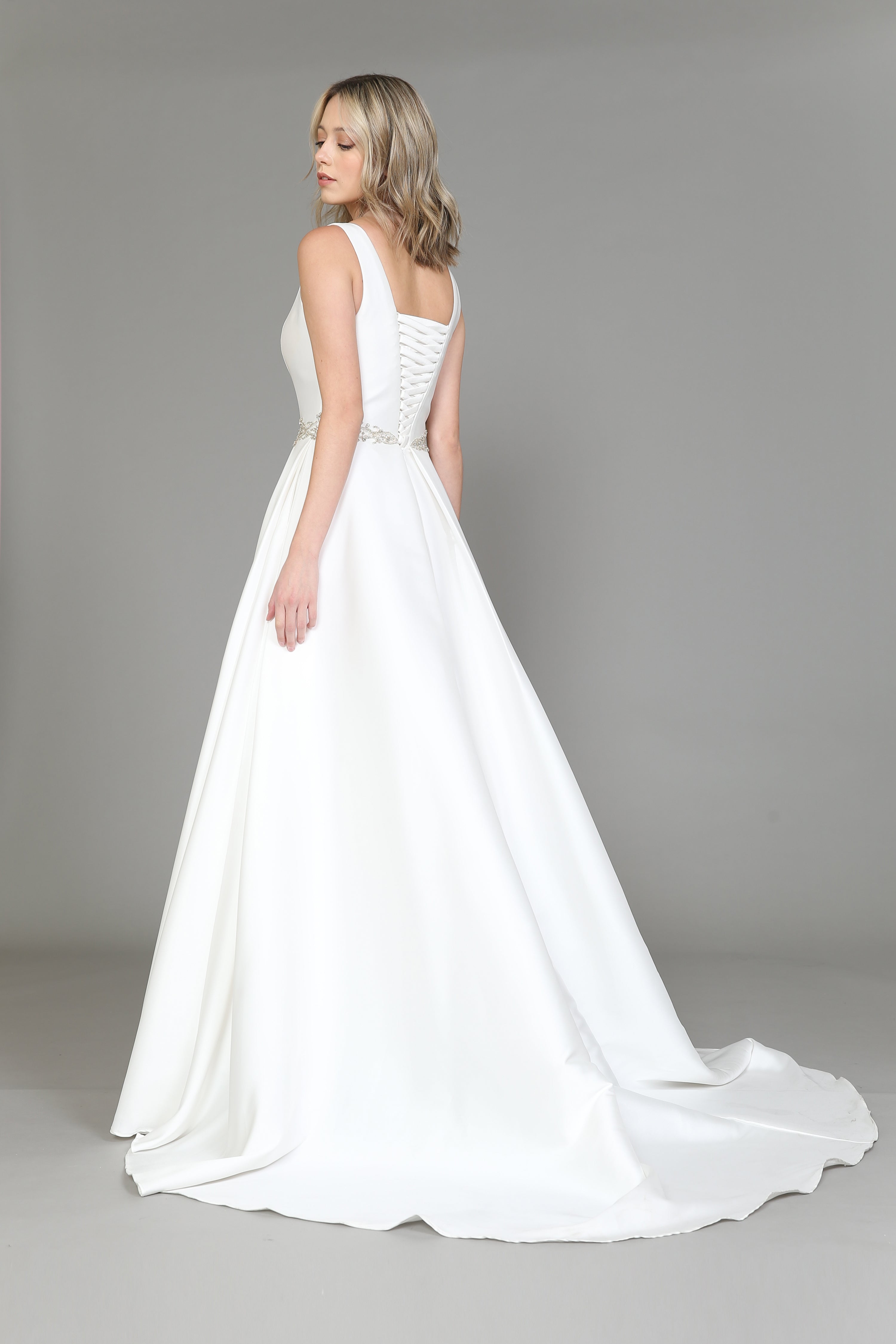 Vestido de novia de satén con espalda con cordones de Poly USA 8518
