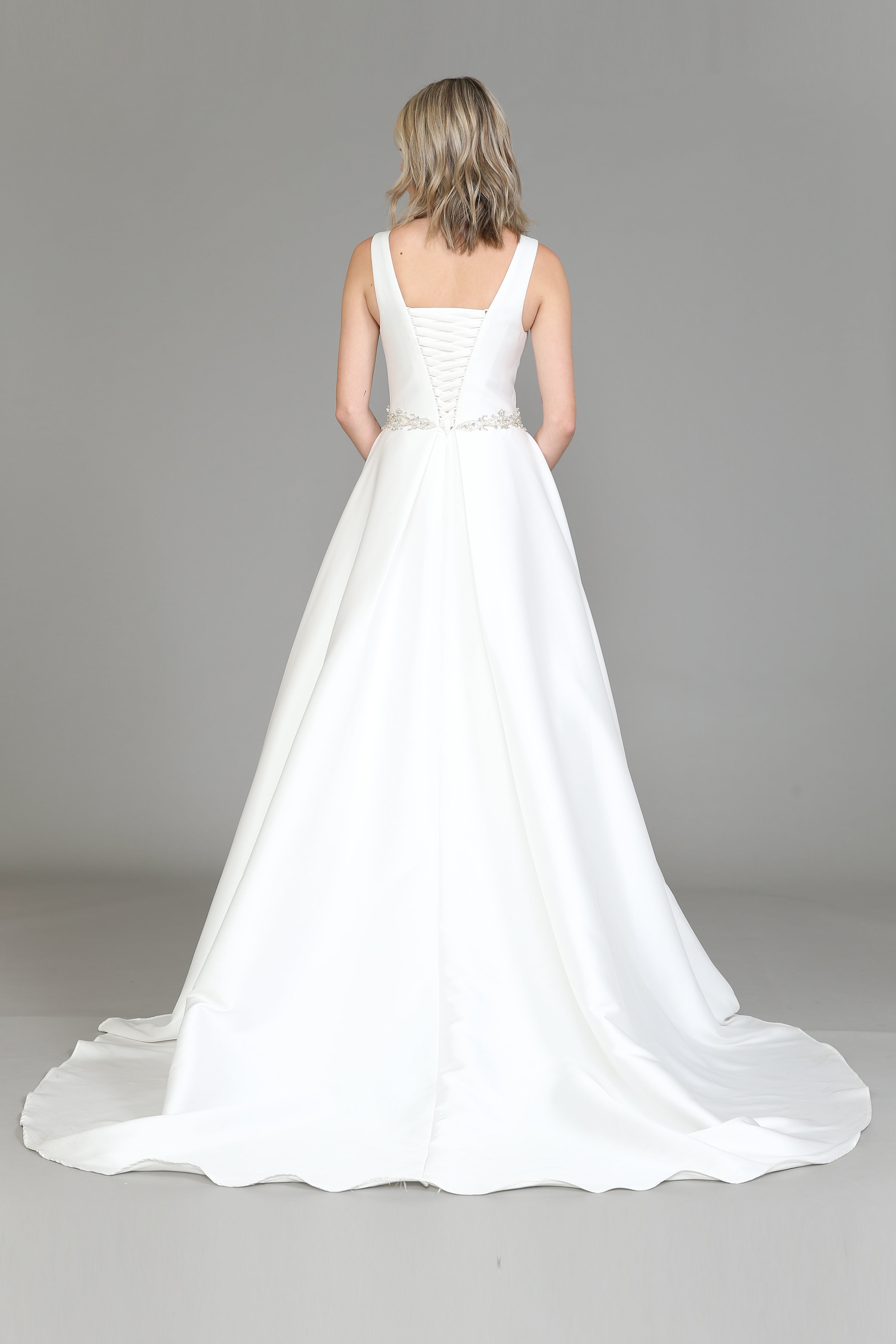 Vestido de novia de satén con espalda con cordones de Poly USA 8518