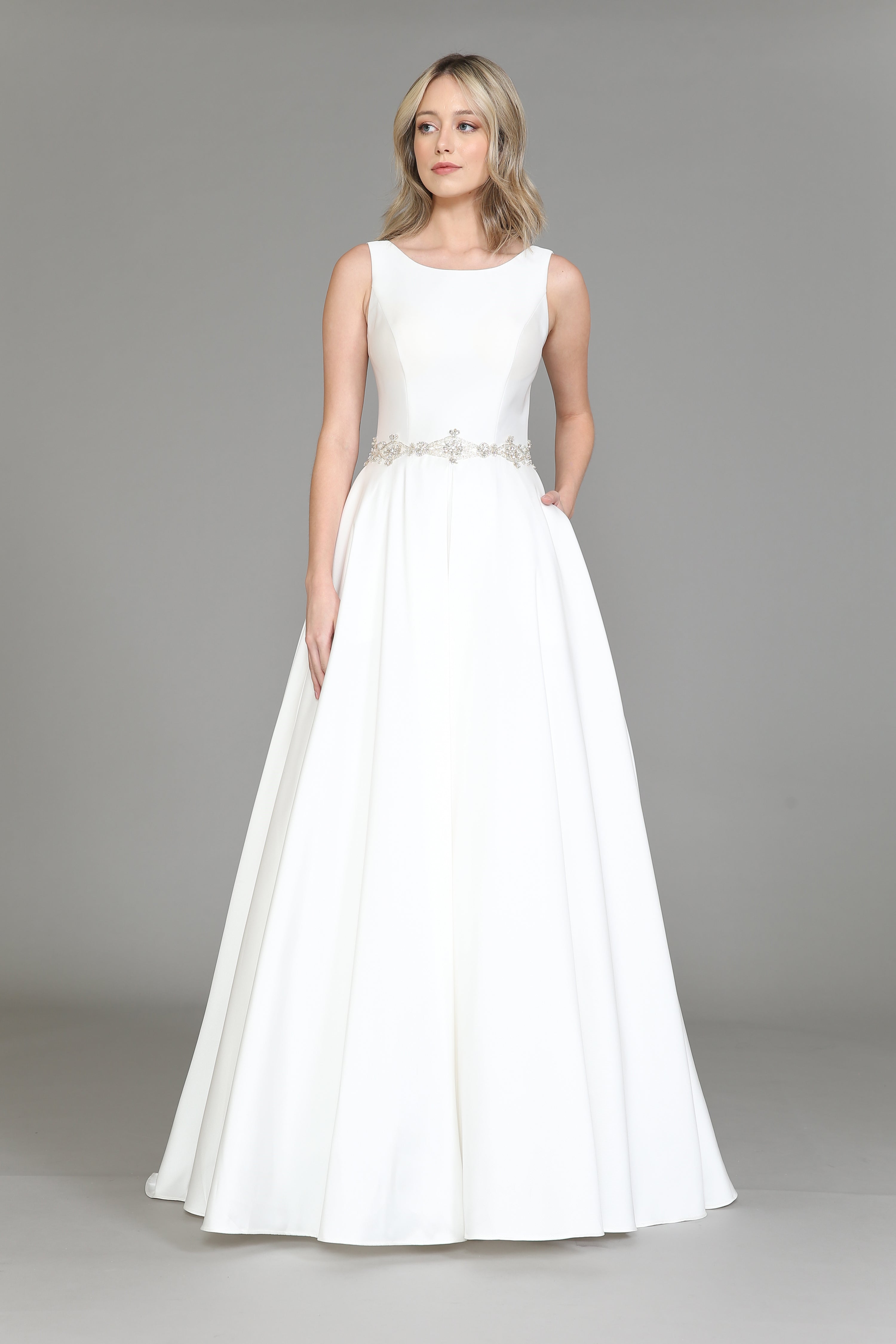 Vestido de novia de satén con espalda con cordones de Poly USA 8518