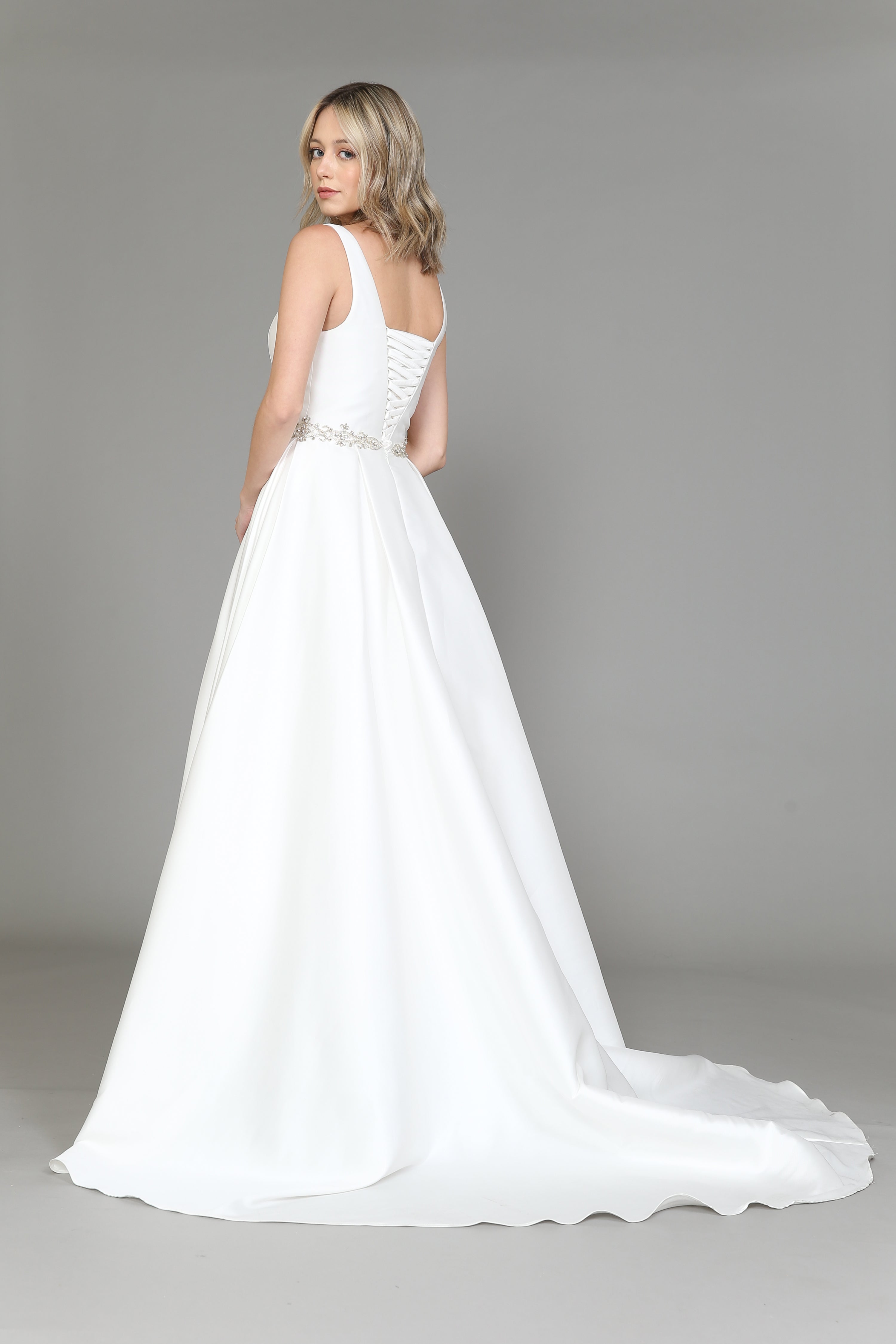 Vestido de novia de satén con escote en V de Poly USA 8498