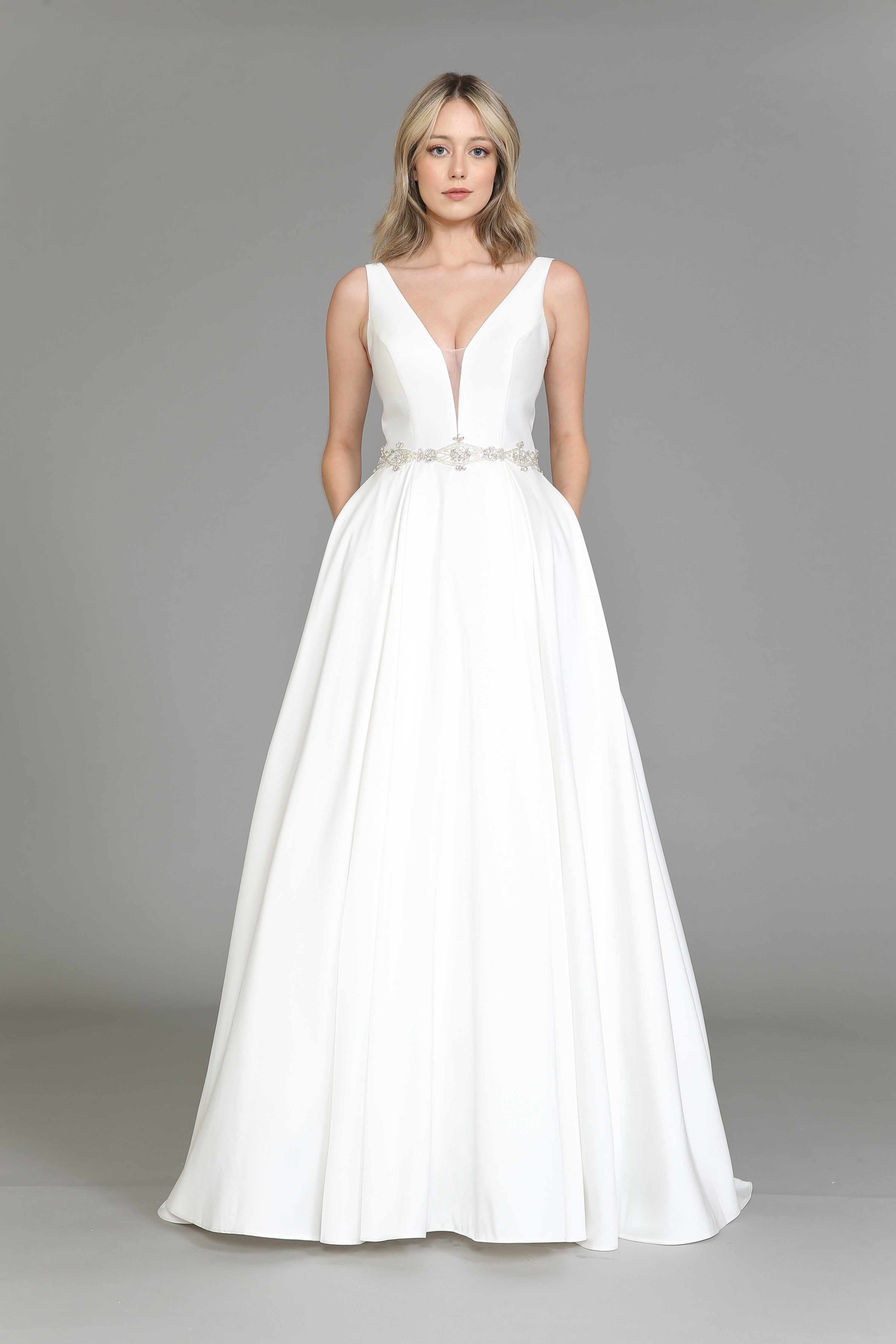 Vestido de novia de satén con escote en V de Poly USA 8498