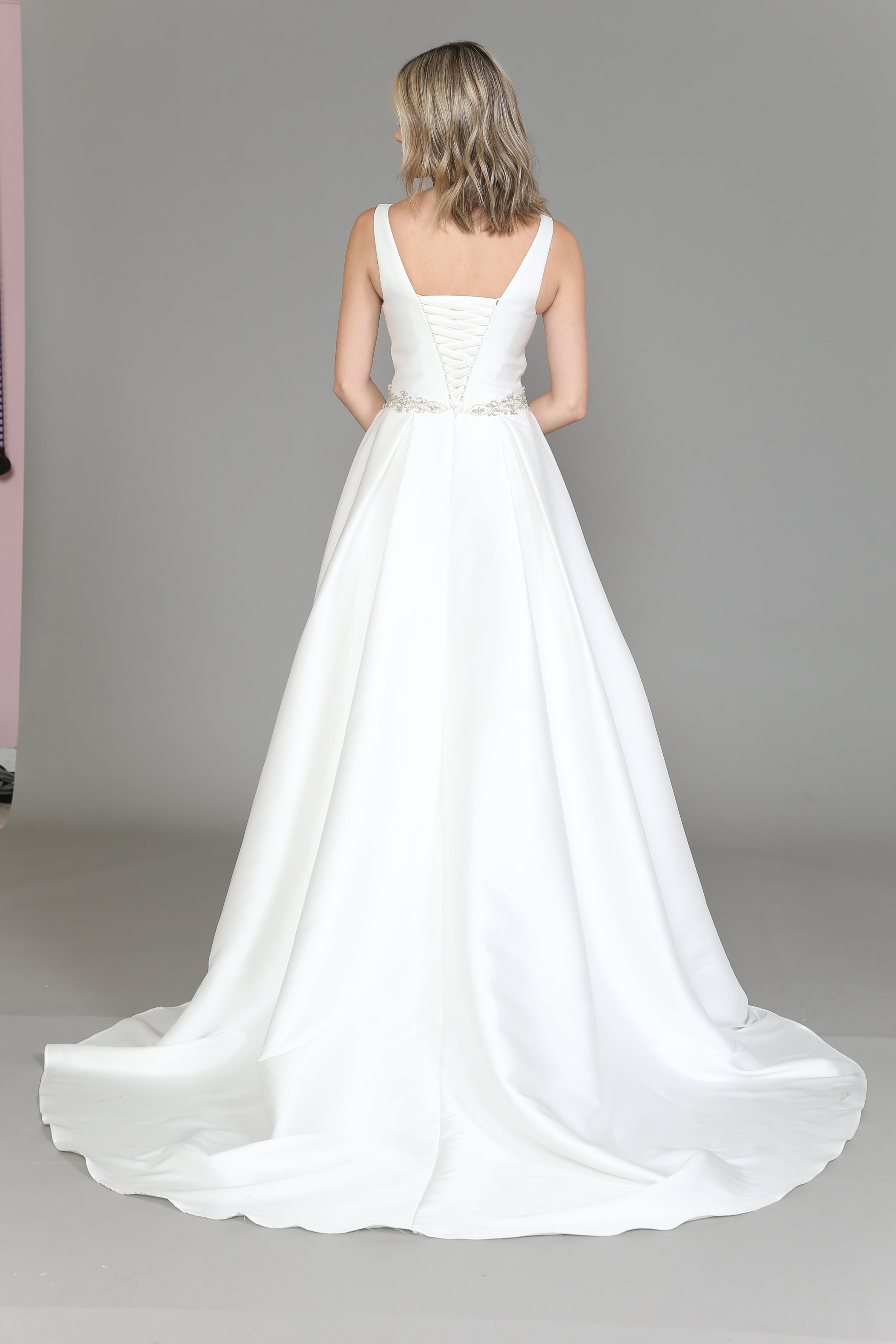 Vestido de novia de satén con escote en V de Poly USA 8498
