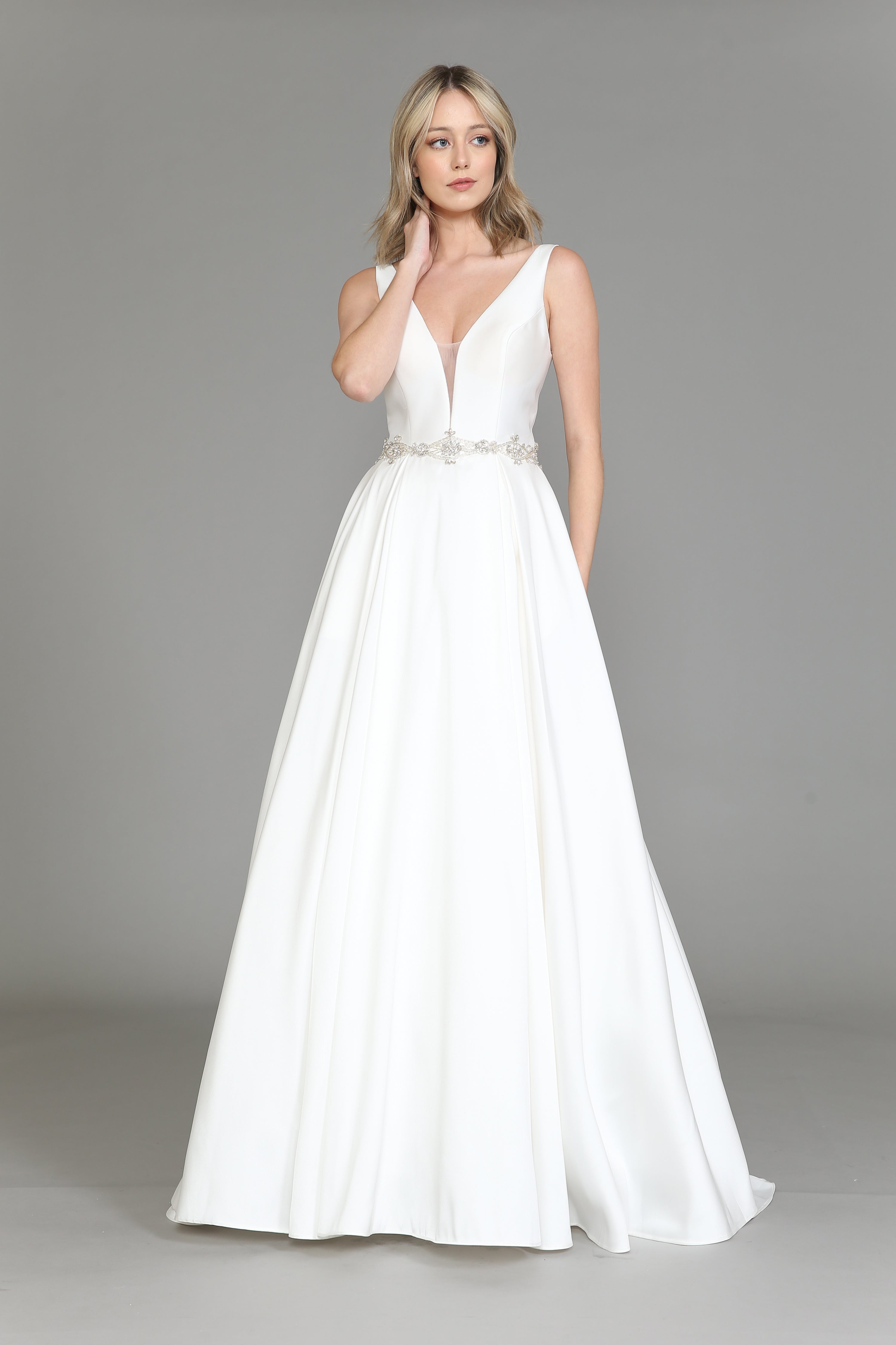 Vestido de novia de satén con escote en V de Poly USA 8498