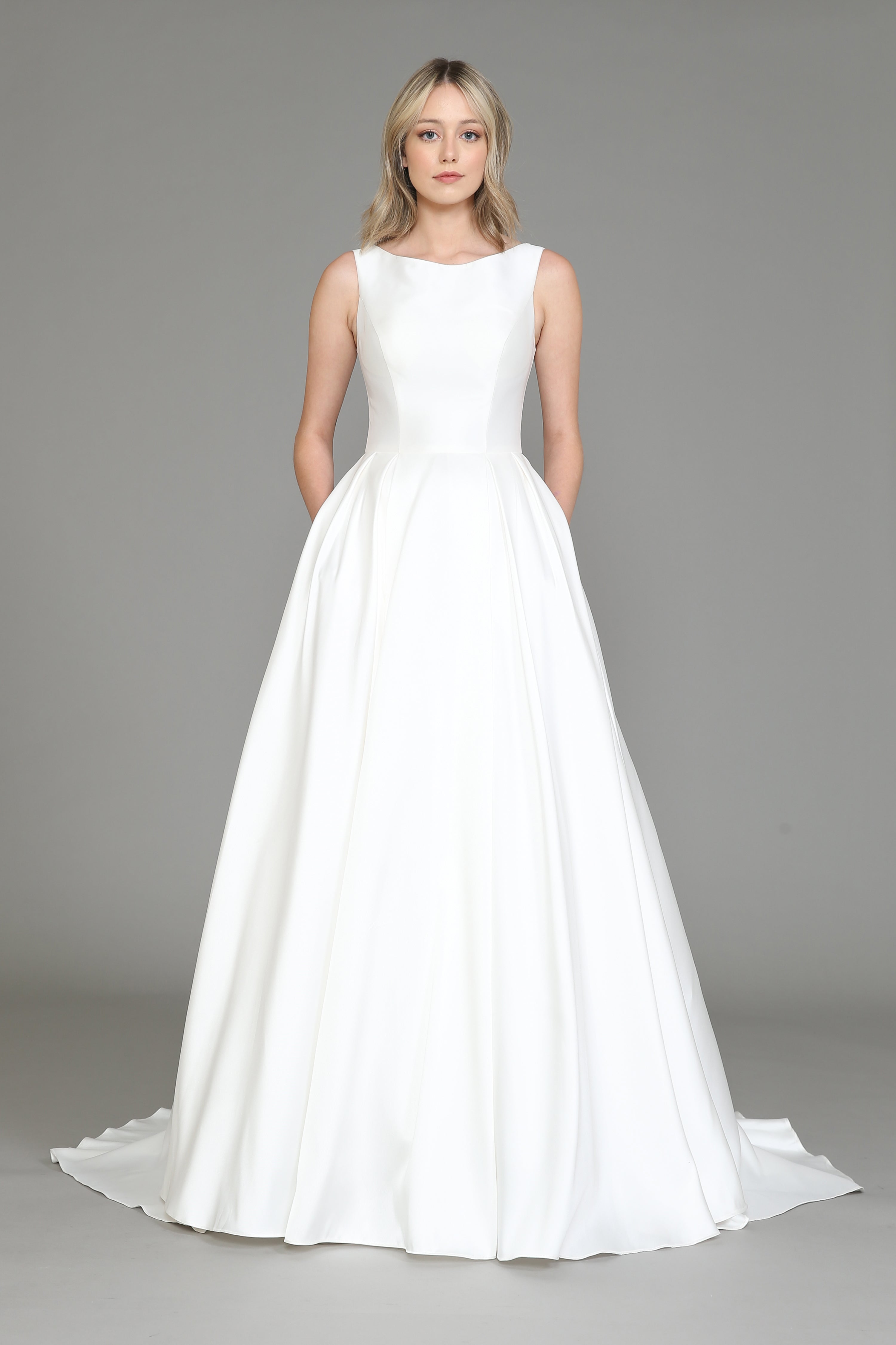 Vestido de novia de satén con espalda de encaje de Poly USA 8534