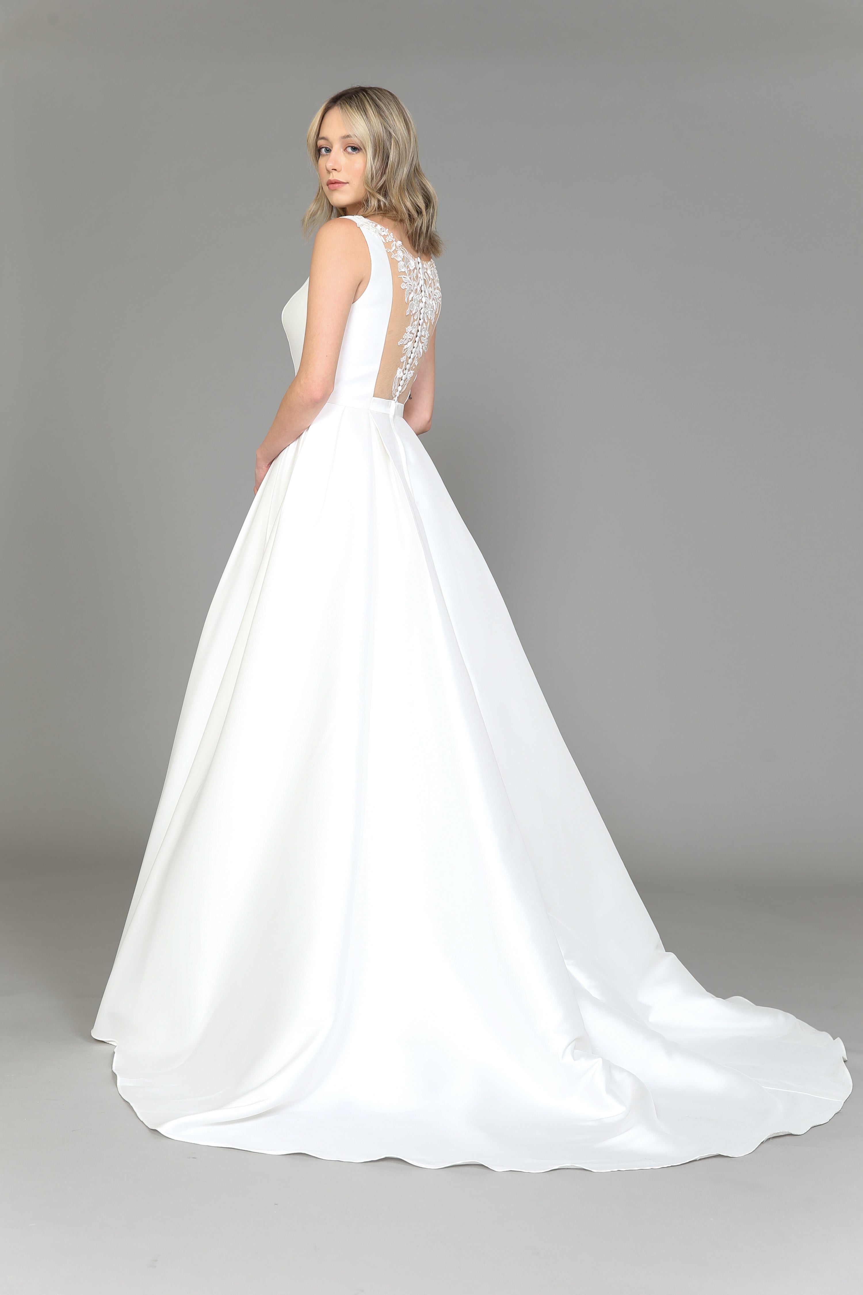 Vestido de novia de satén con espalda de encaje de Poly USA 8534