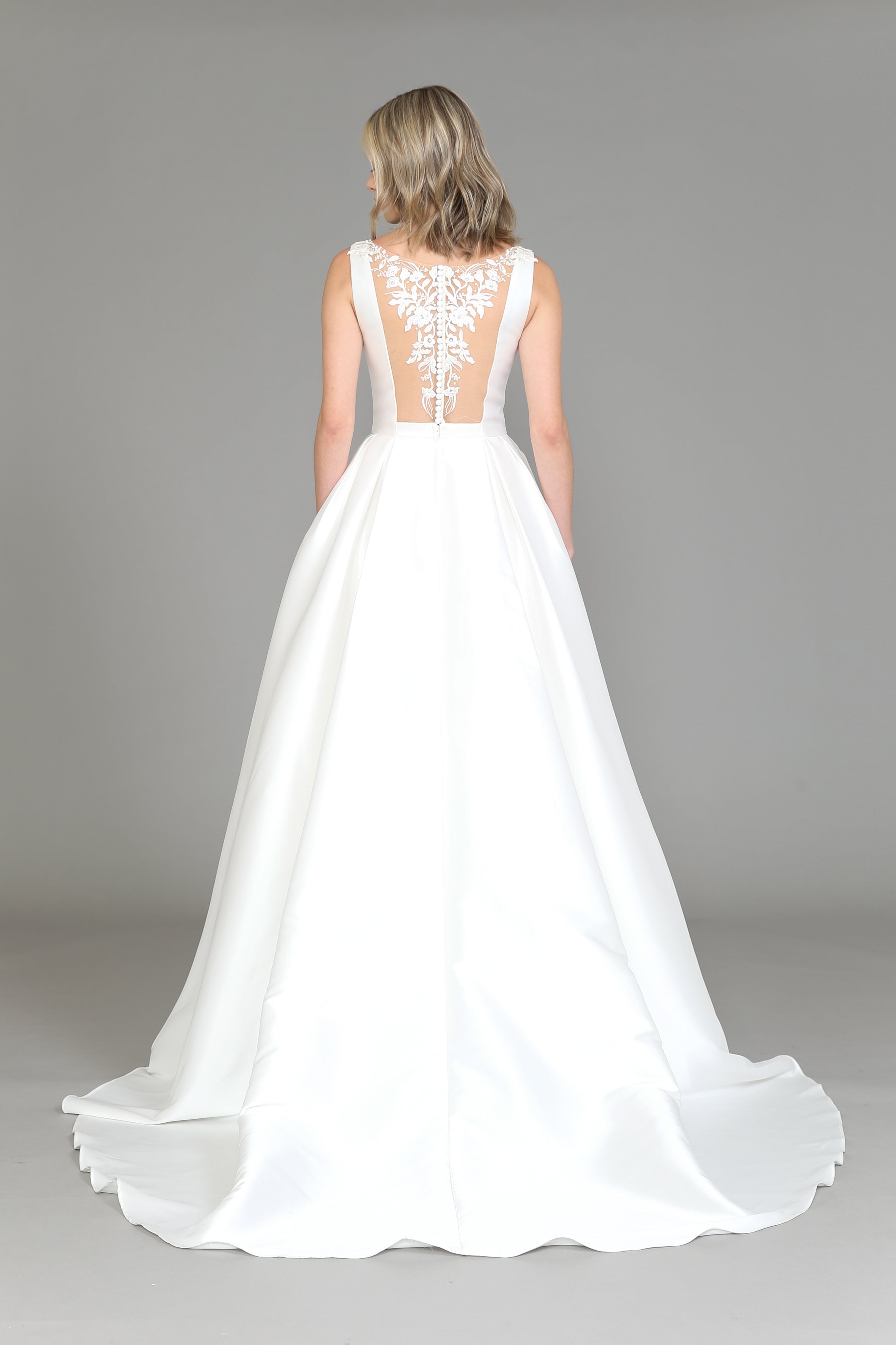 Vestido de novia de satén con espalda de encaje de Poly USA 8534