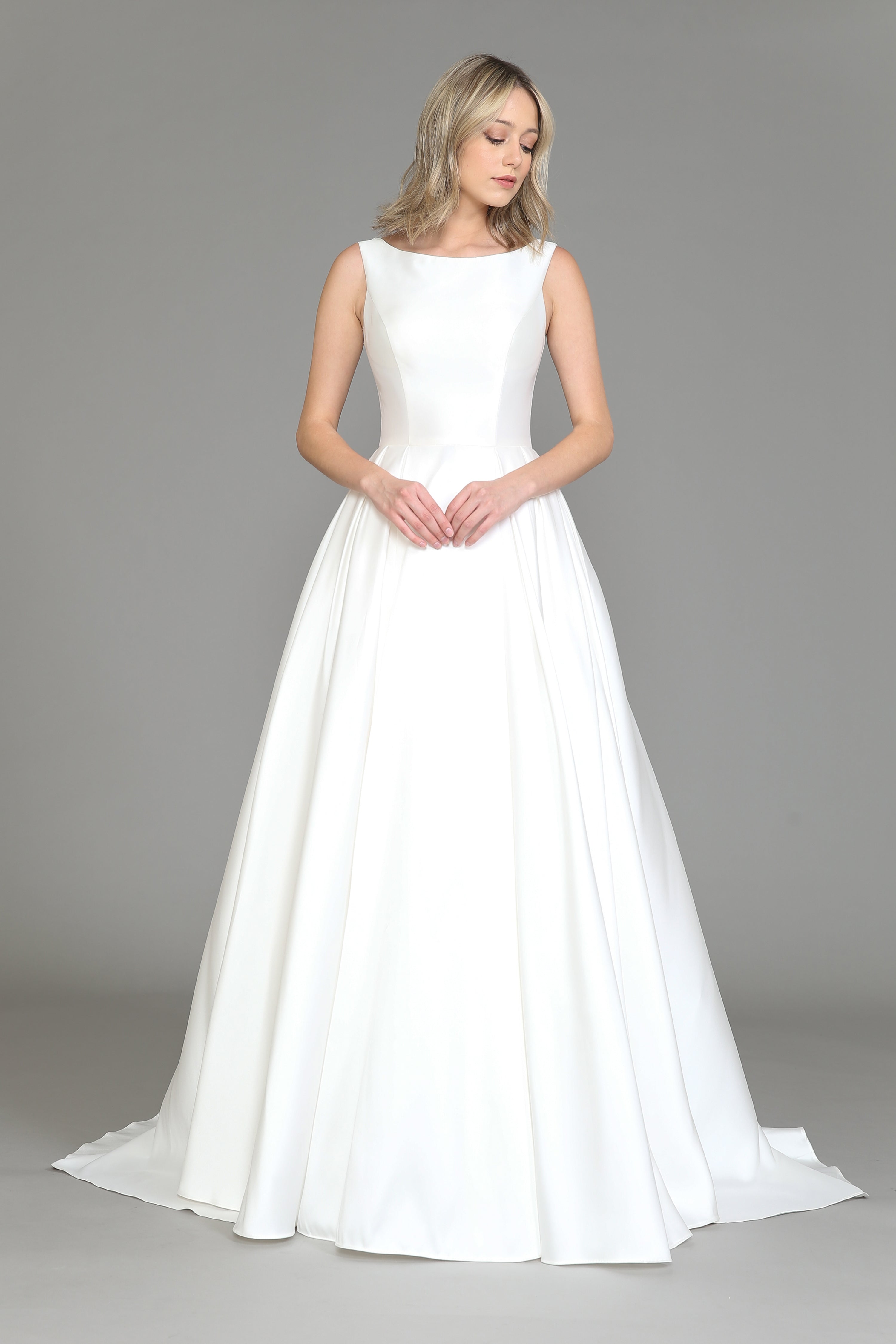 Vestido de novia de satén con espalda de encaje de Poly USA 8534
