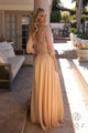 Hermoso vestido Nox Anabel MF100 con escote en A y mangas 3/4 con lentejuelas