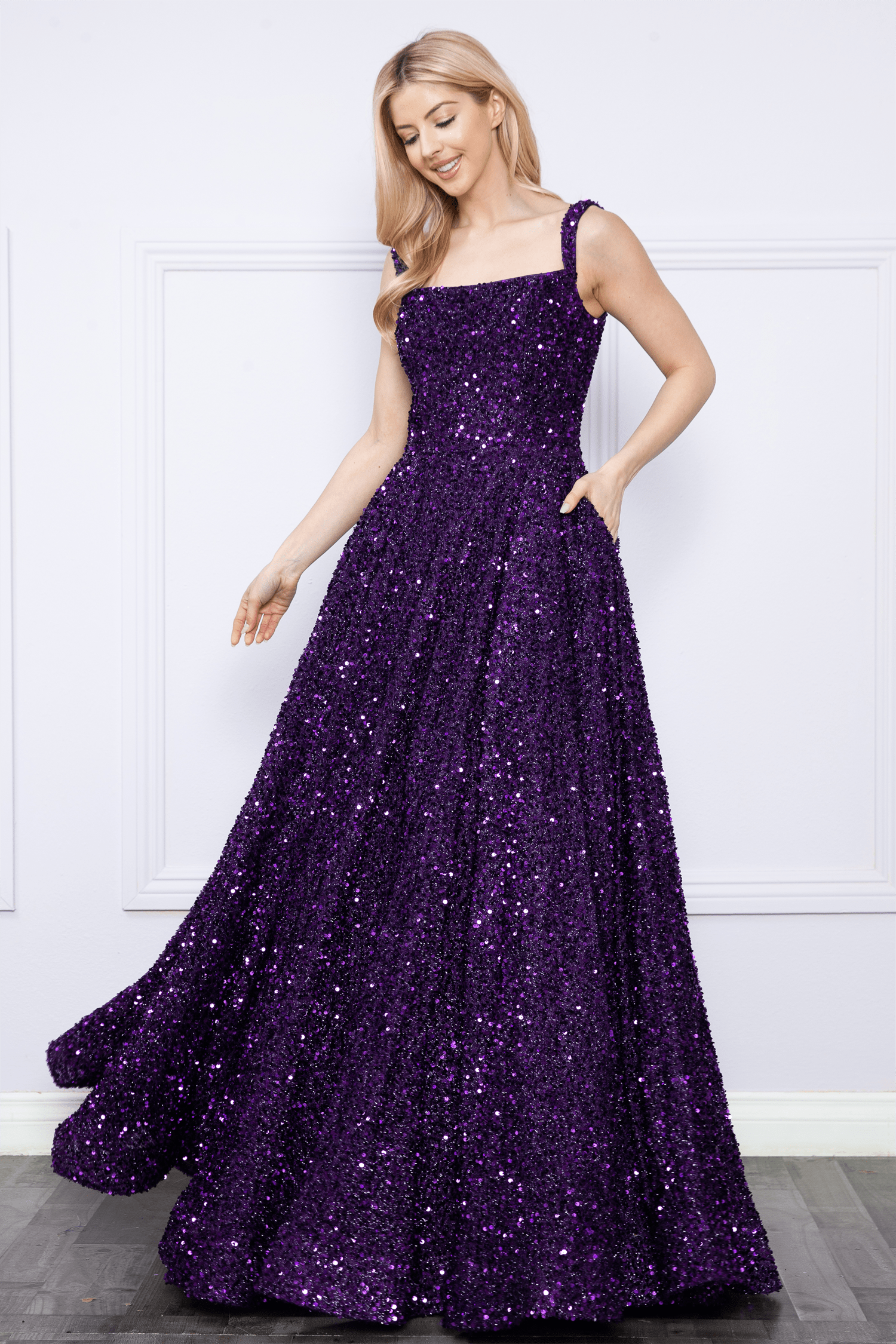 Vestido largo sin mangas con lentejuelas y corte A de Poly USA 9106
