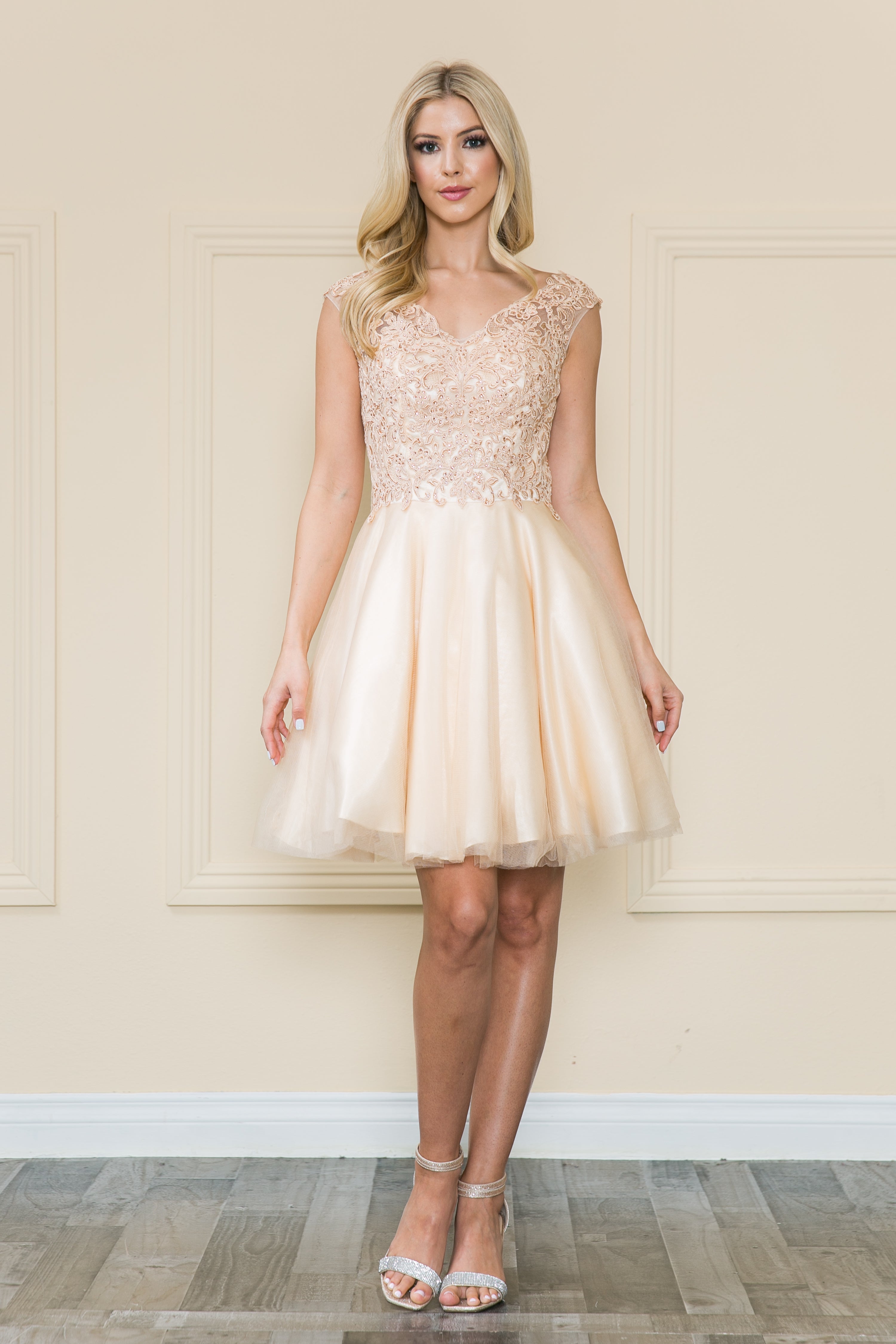 Vestido corto de corte A con apliques de encaje de Poly USA 8902