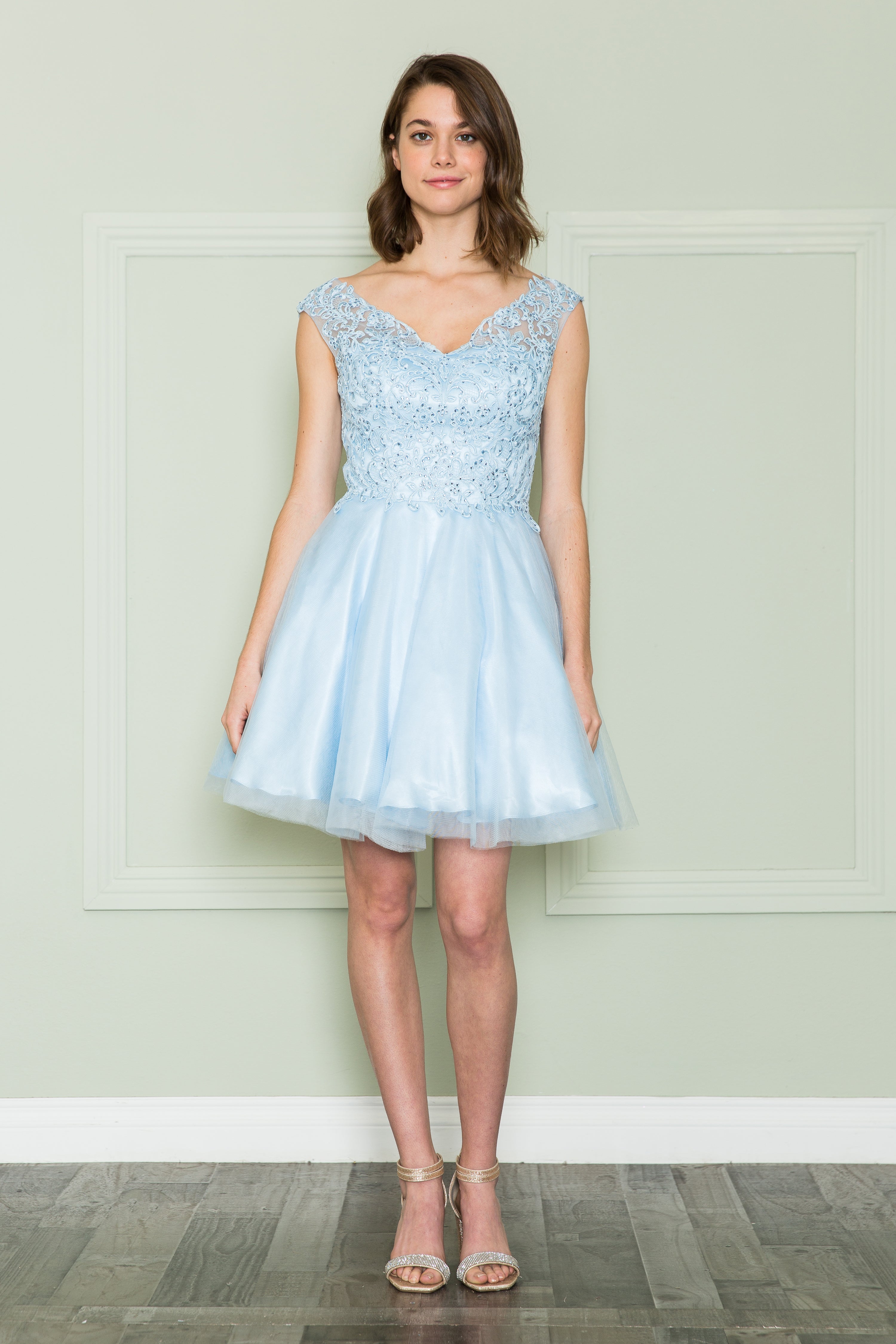 Vestido corto de corte A con apliques de encaje de Poly USA 8902