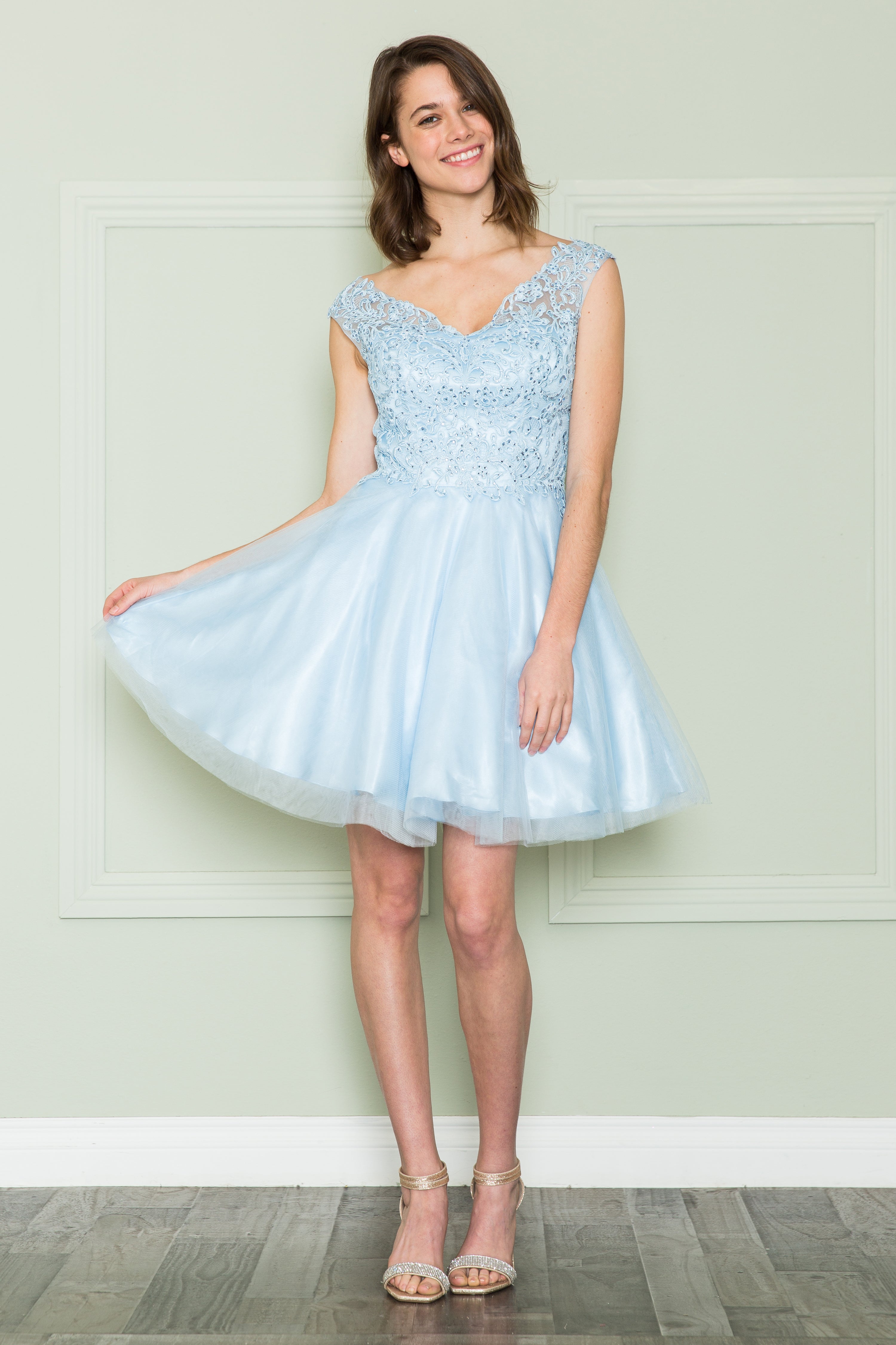 Vestido corto de corte A con apliques de encaje de Poly USA 8902