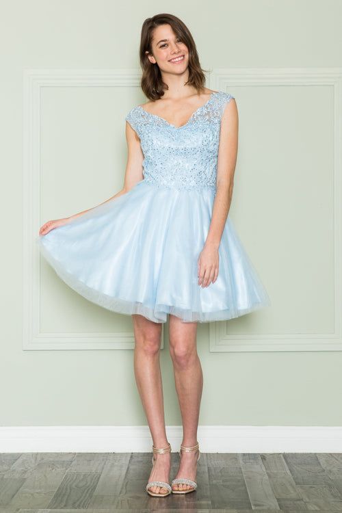 Vestido corto de corte A con apliques de encaje de Poly USA 8902