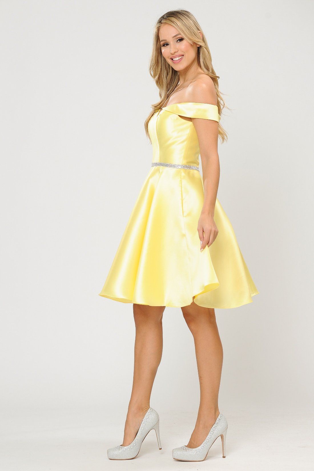 Vestido corto de mikado con hombros descubiertos de Poly USA 7948