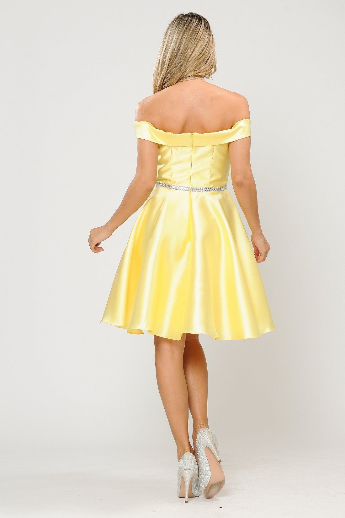 Vestido corto de mikado con hombros descubiertos de Poly USA 7948
