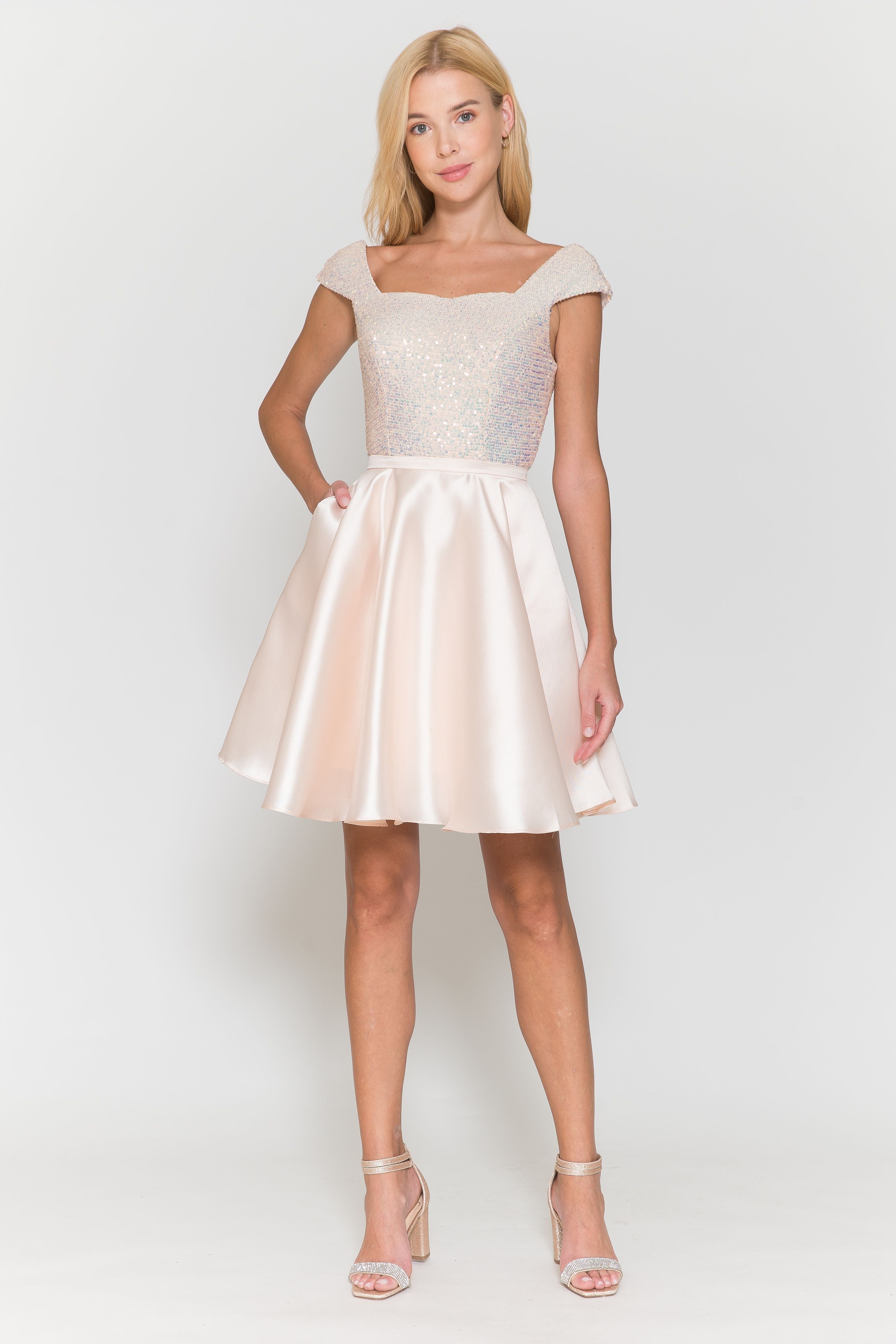 Vestido corto con escote de lentejuelas y mangas cortas de Poly USA 8732