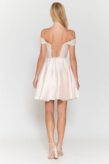 Vestido corto con escote de lentejuelas y mangas cortas de Poly USA 8732