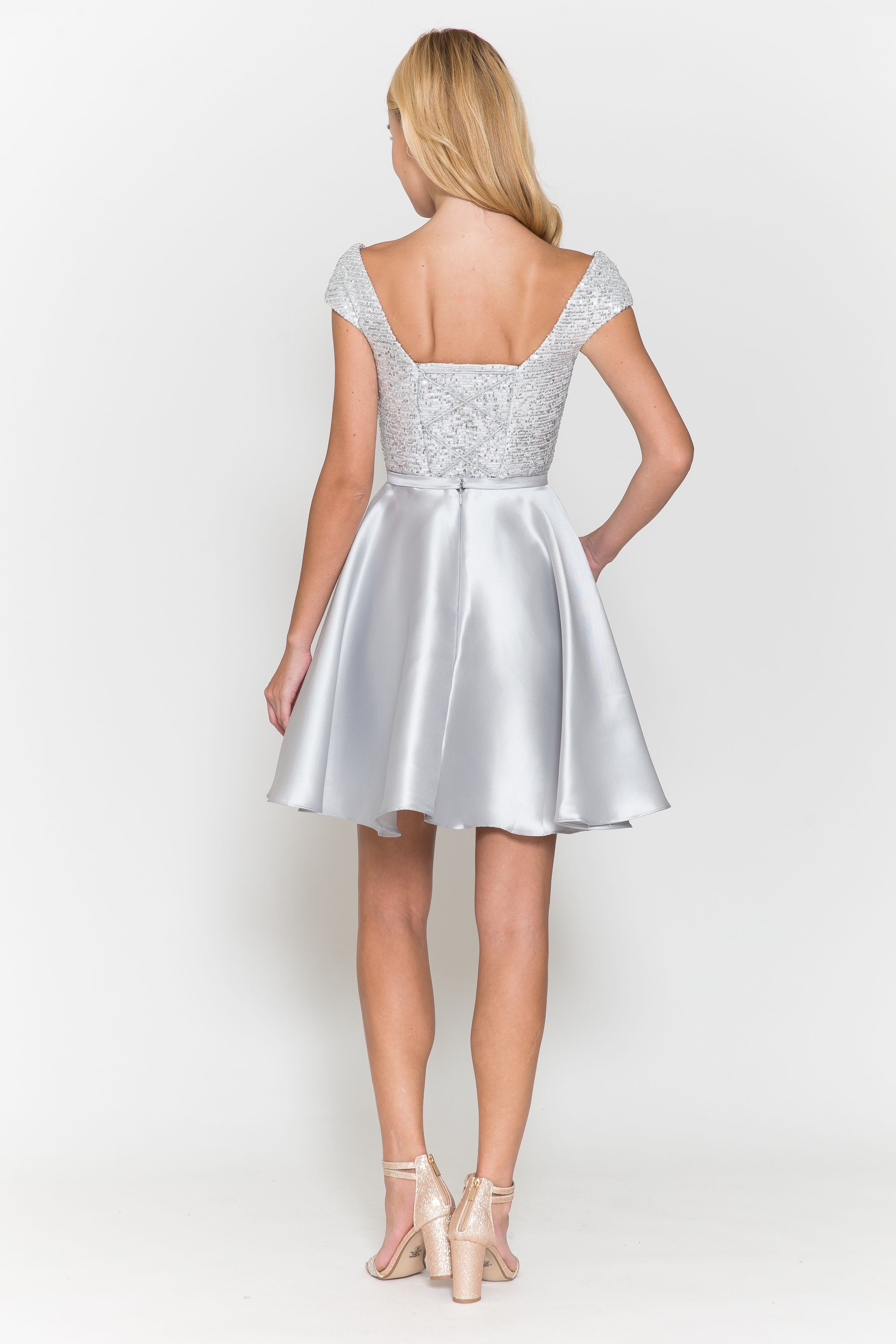 Vestido corto con escote de lentejuelas y mangas cortas de Poly USA 8732
