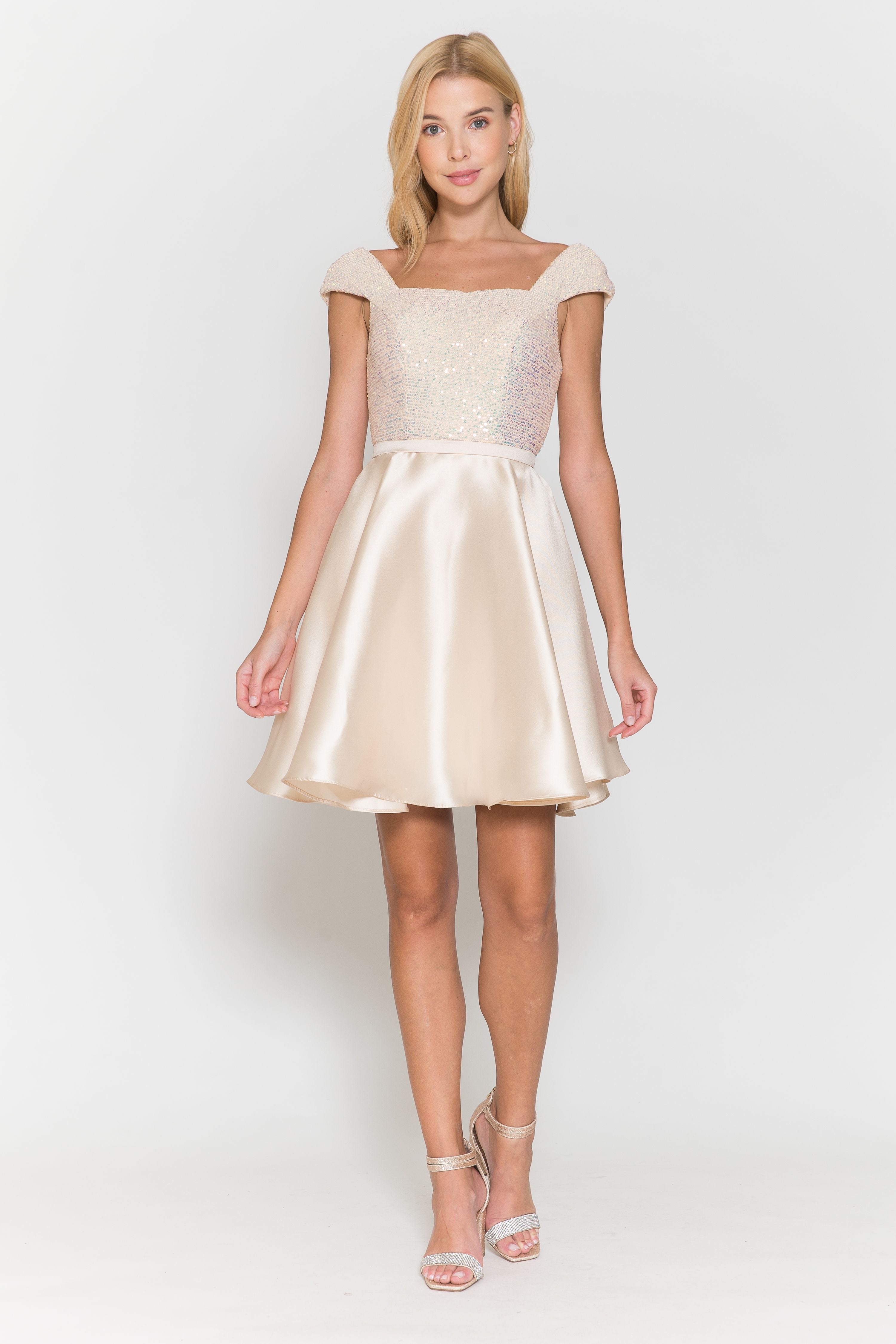 Vestido corto con escote de lentejuelas y mangas cortas de Poly USA 8732
