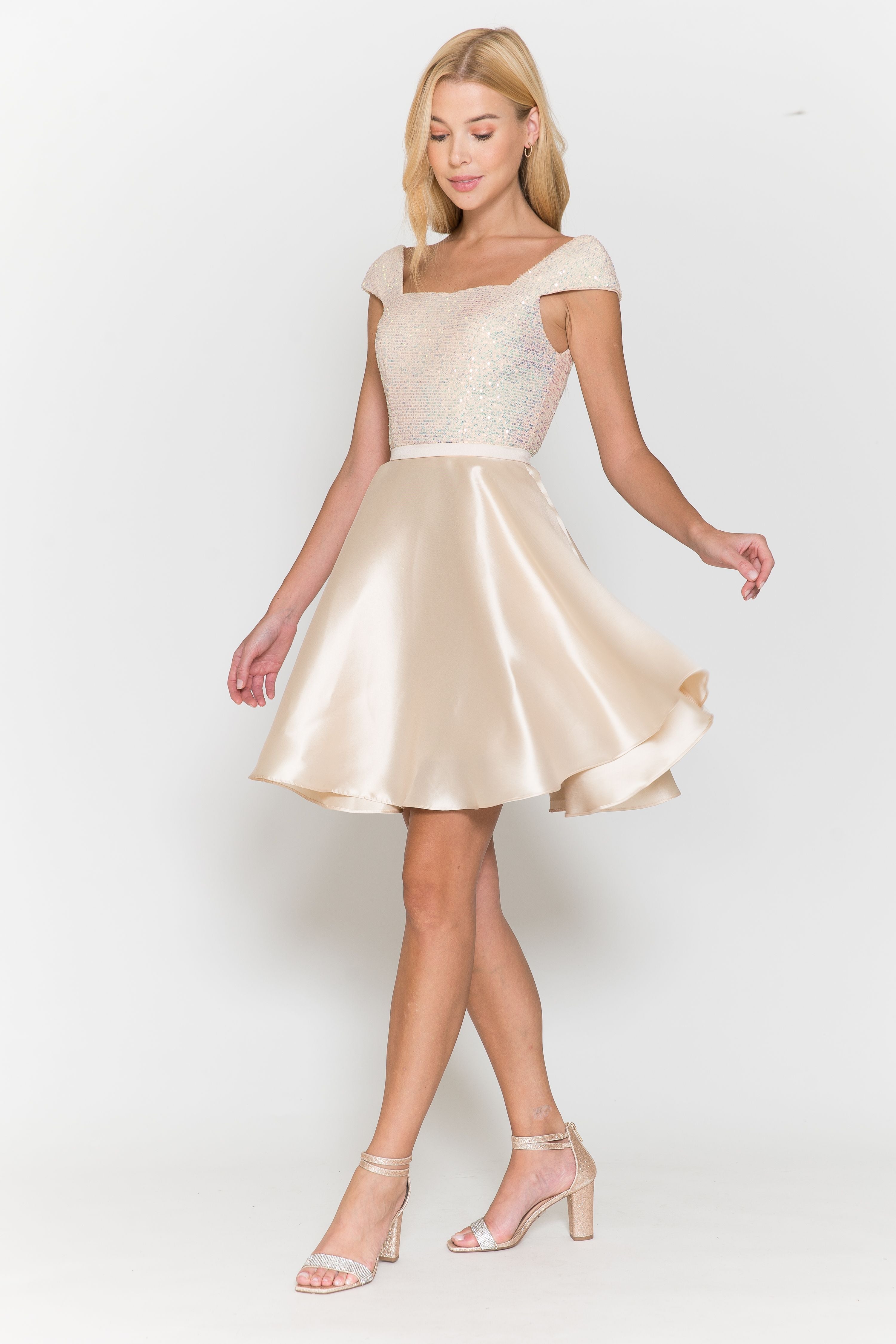 Vestido corto con escote de lentejuelas y mangas cortas de Poly USA 8732