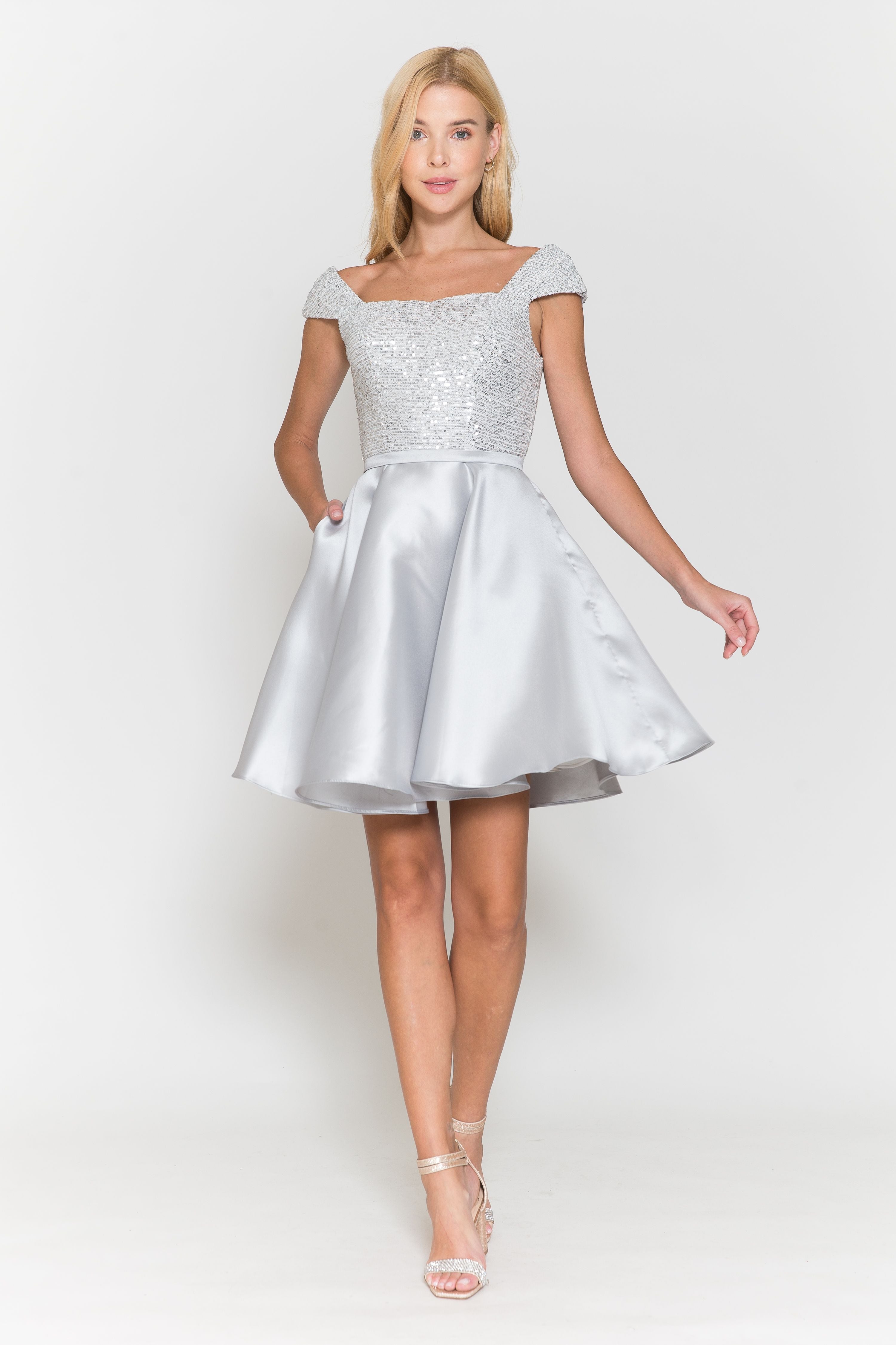 Vestido corto con escote de lentejuelas y mangas cortas de Poly USA 8732
