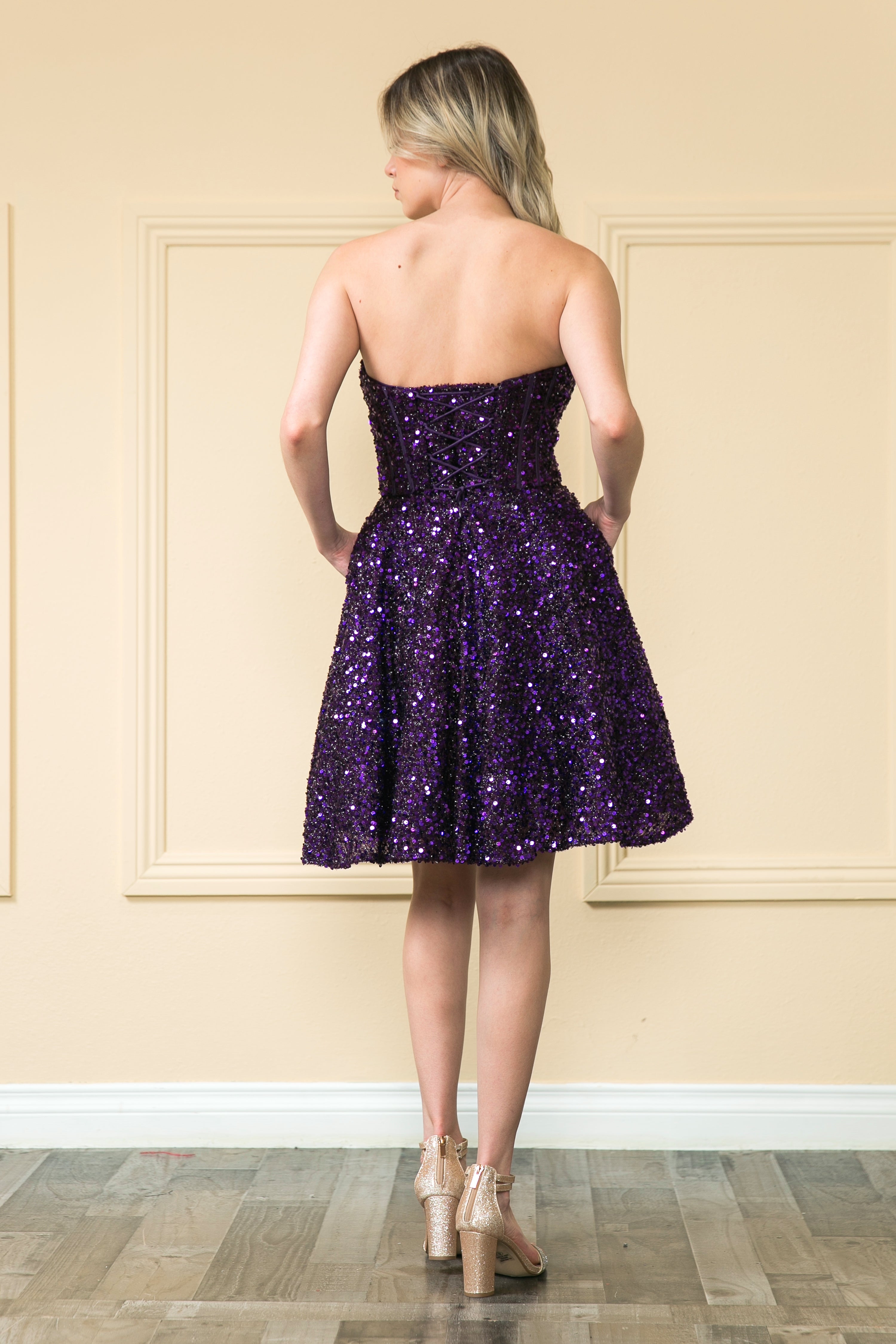 Vestido corto sin tirantes con lentejuelas y corsé de Poly USA 8974