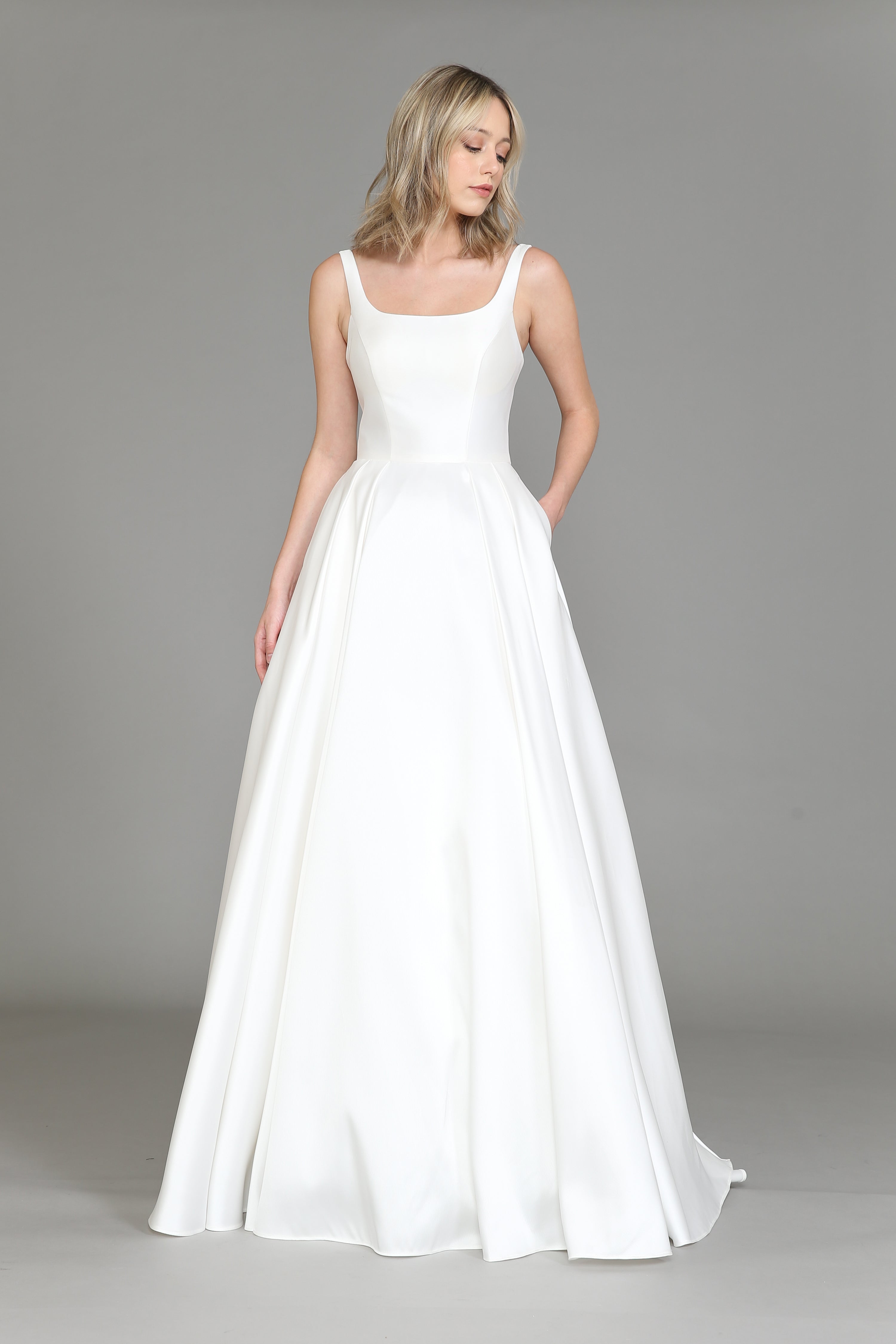 Vestido de novia de satén sin mangas de Poly USA 8528